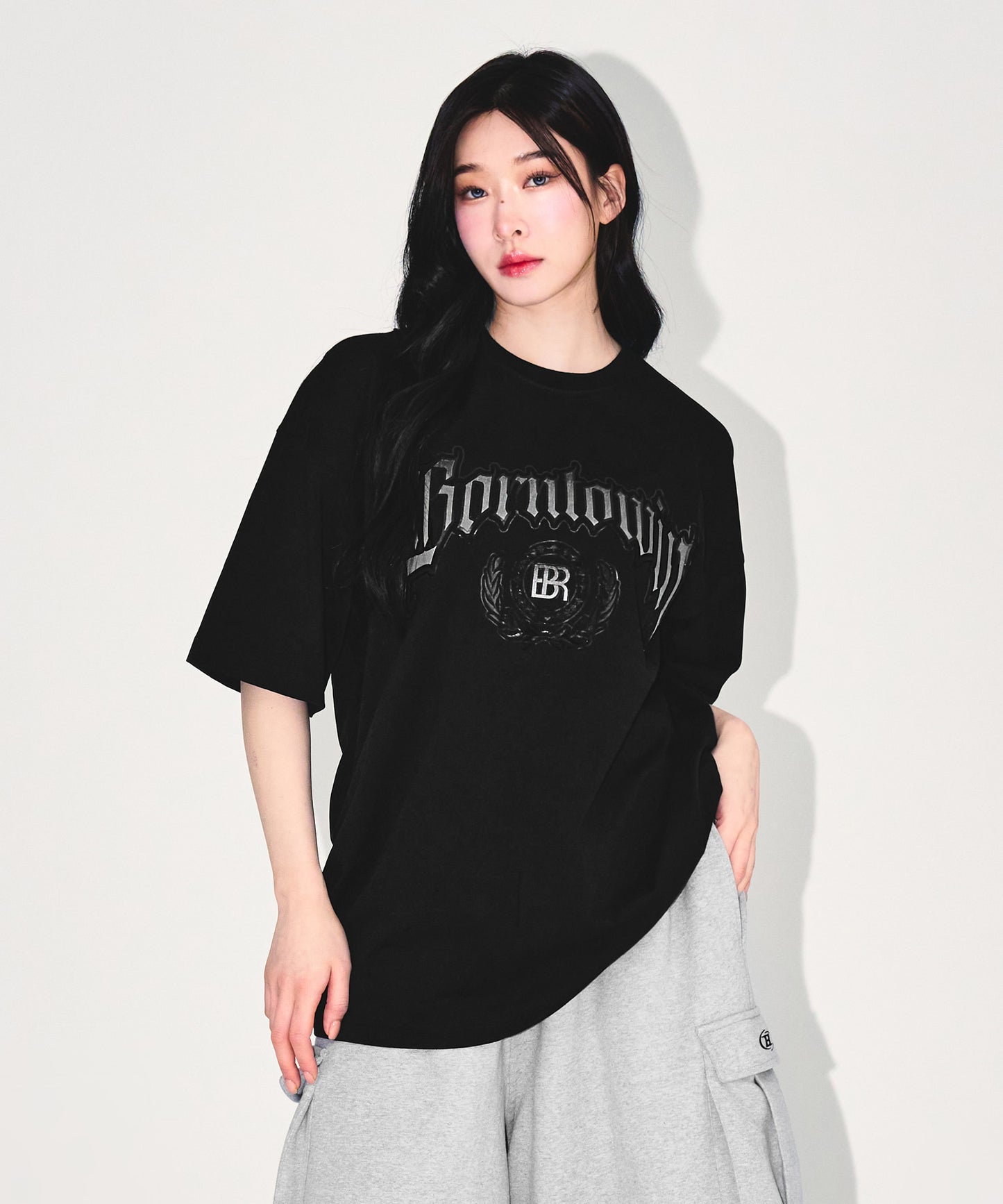 EMBLEM LOGO SEMI OVER FIT T-SHIRTS [BLACK]