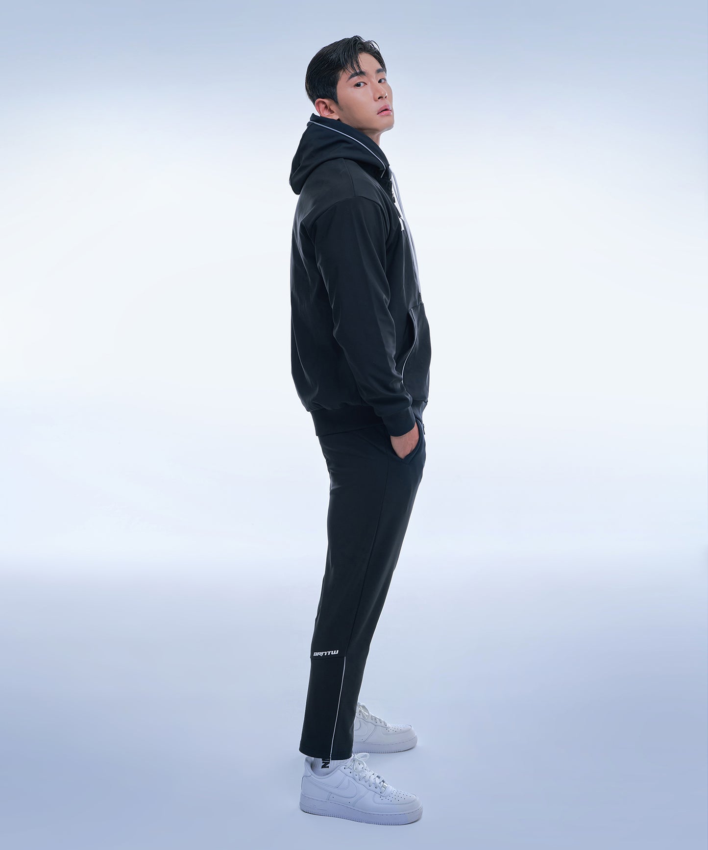 BRNTW EMBLEM ACTIVE ZIP-UP HOODIE [BLACK]