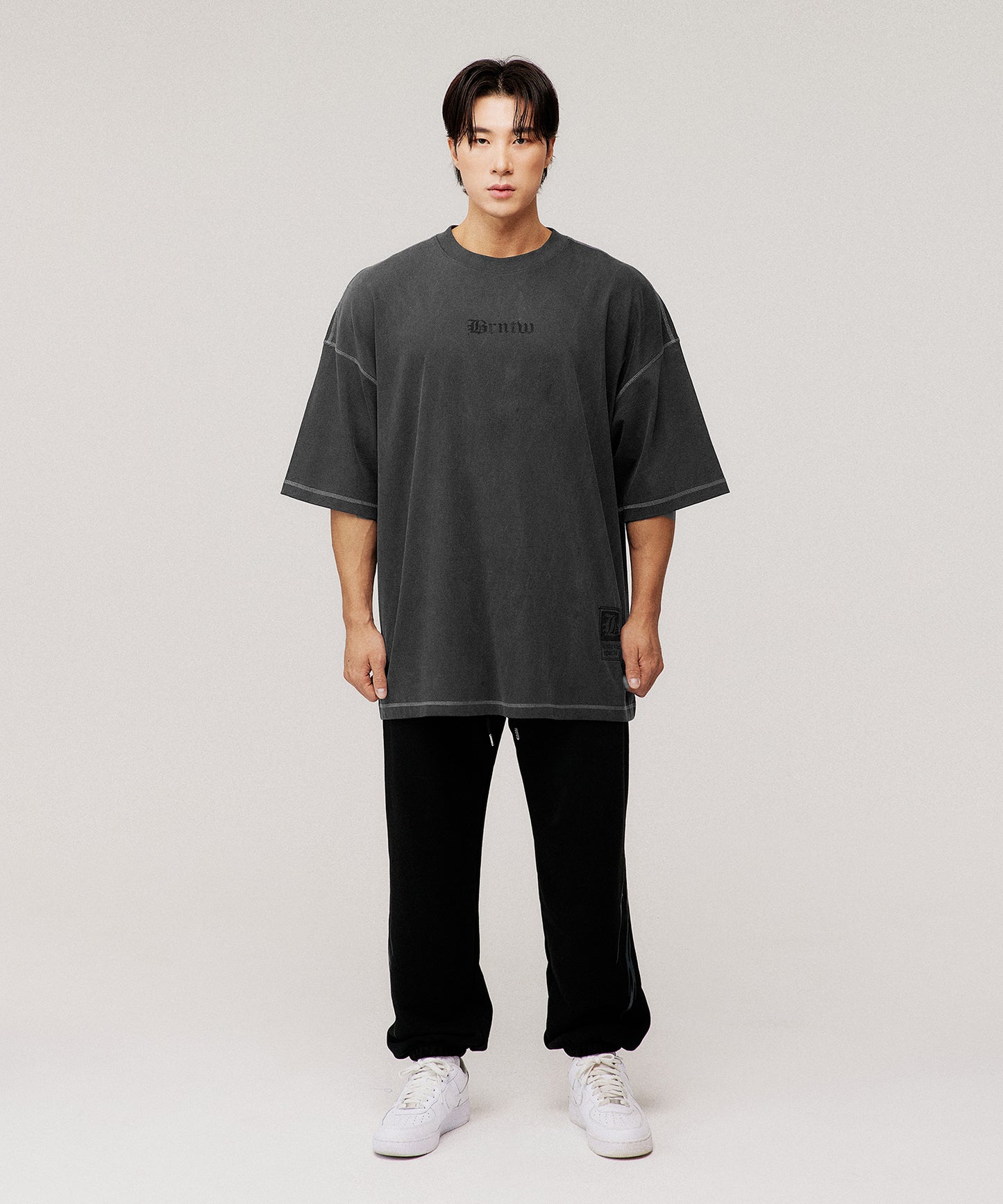 PIGMENT CRACK LETTER EXTRA FIT T-SHIRTS [BLACK]