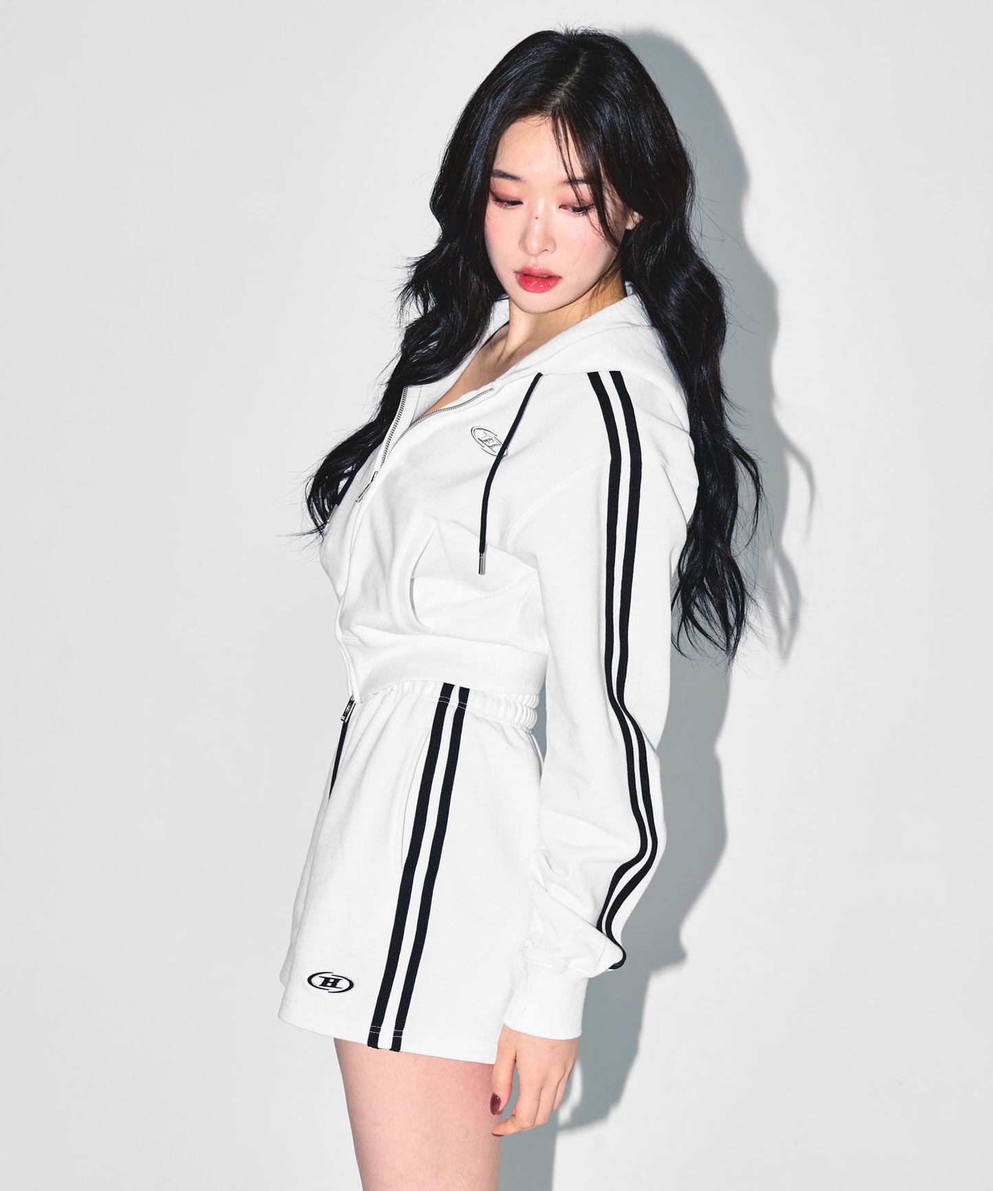 W CHROME B TRACK LINE CROP HOODIE ZIP-UP [WHITE]