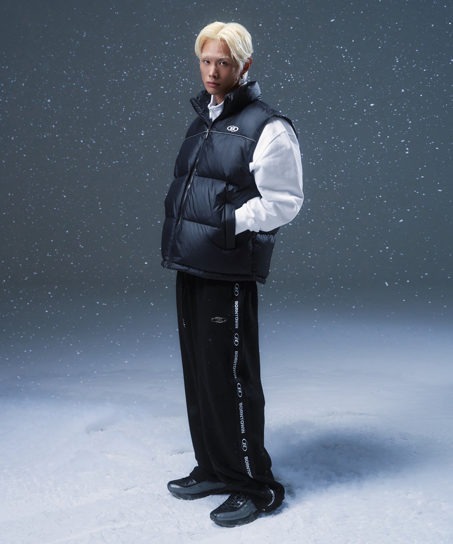 SYMBOL B PUFFER DOWN VEST [BLACK]