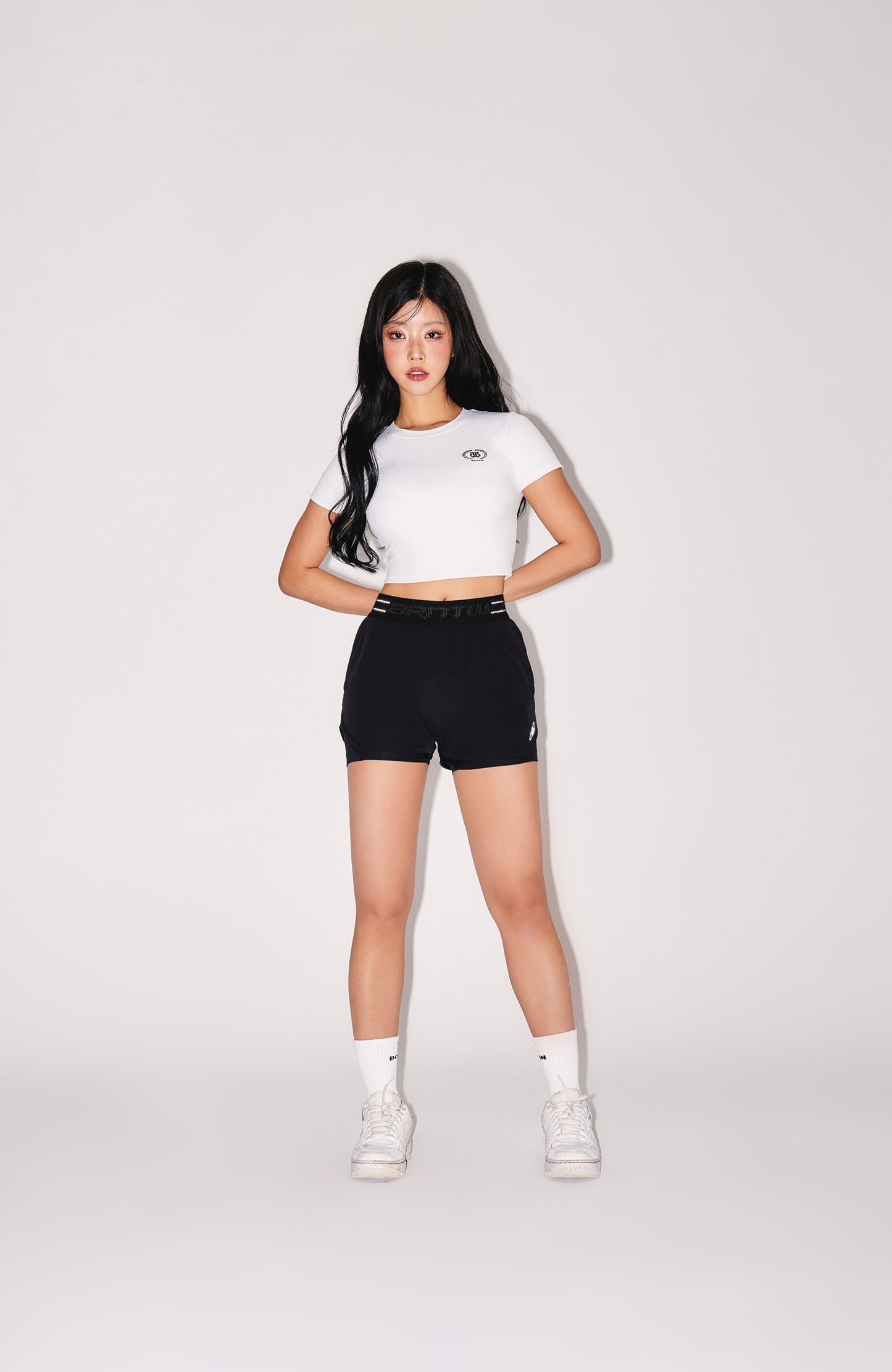 IN STOCK* W QUICK DRY EMBLEM SEMI CROP T-SHIRTS [WHITE]
