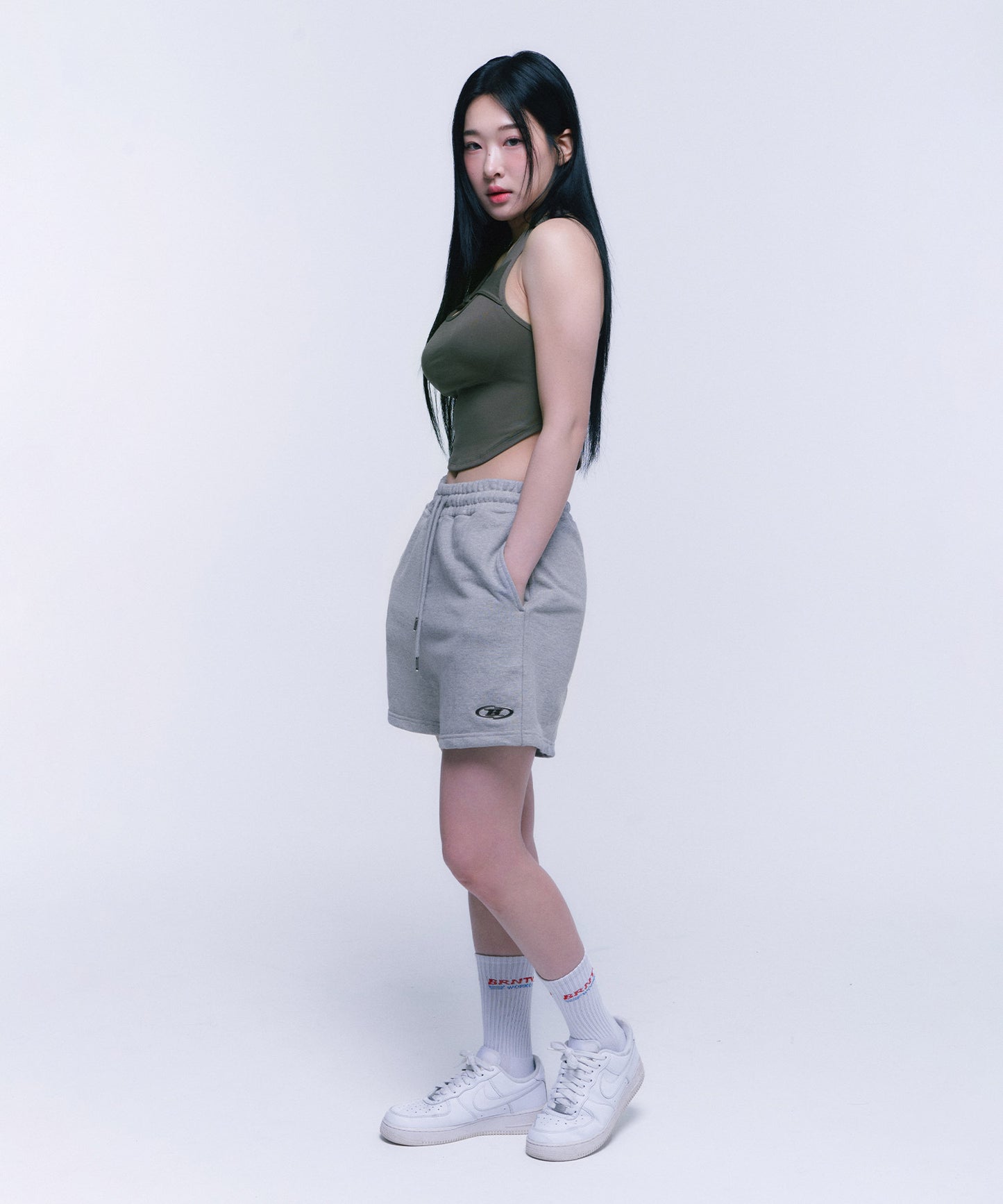 B BUCKLE CUT-OUT CROP SLEEVELESS [KHAKI]