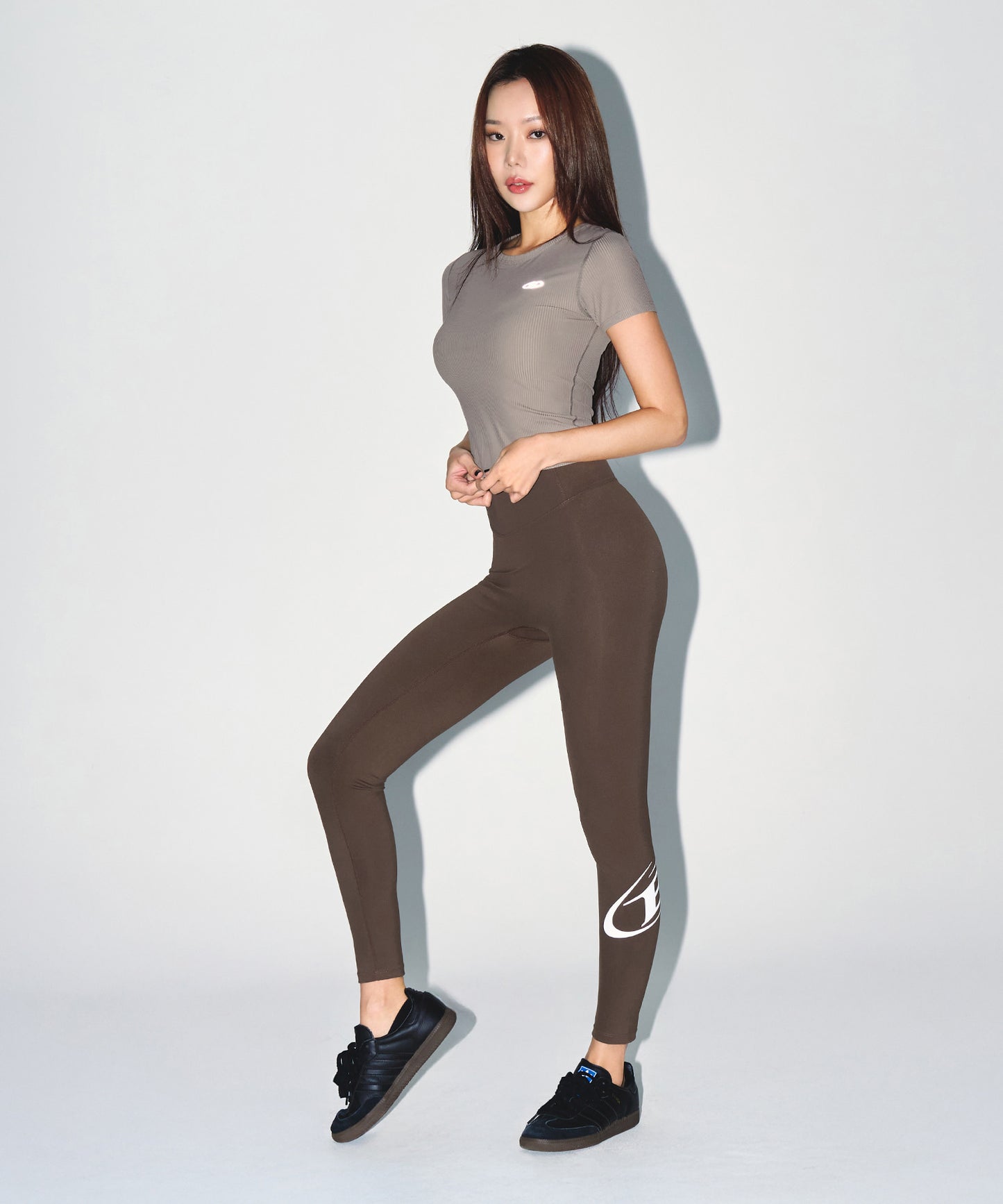 W SYMBOL B FLEECE LONG LEGGINGS [BROWN]