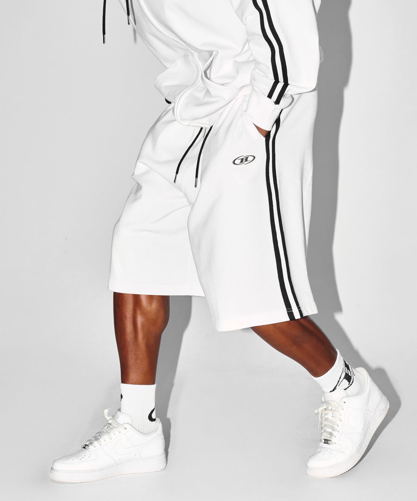 CHROME B TRACK LINE BERMUDA PANTS [WHITE]