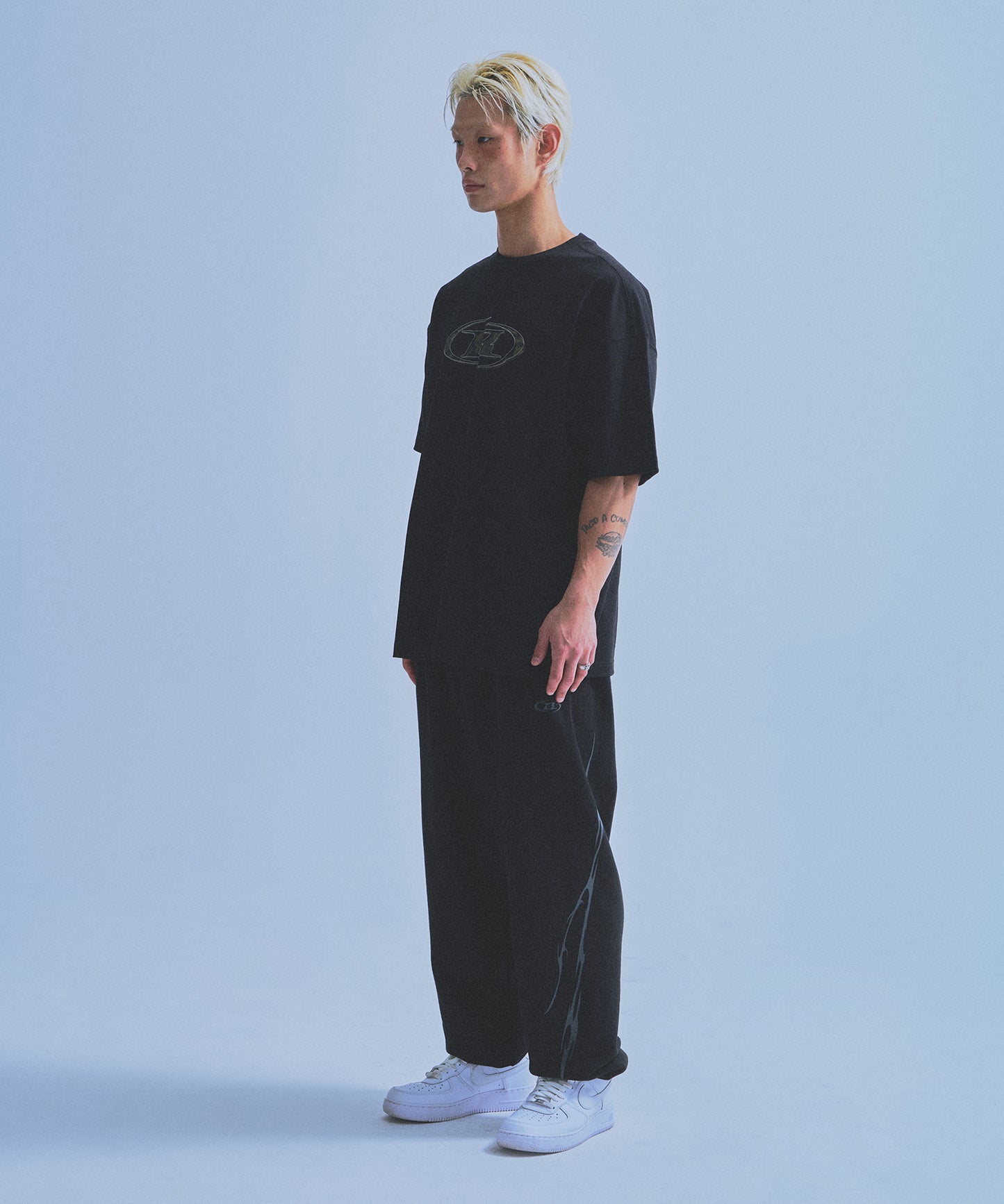 ［16/5開售］CAMO B LOGO T-SHIRTS [BLACK]