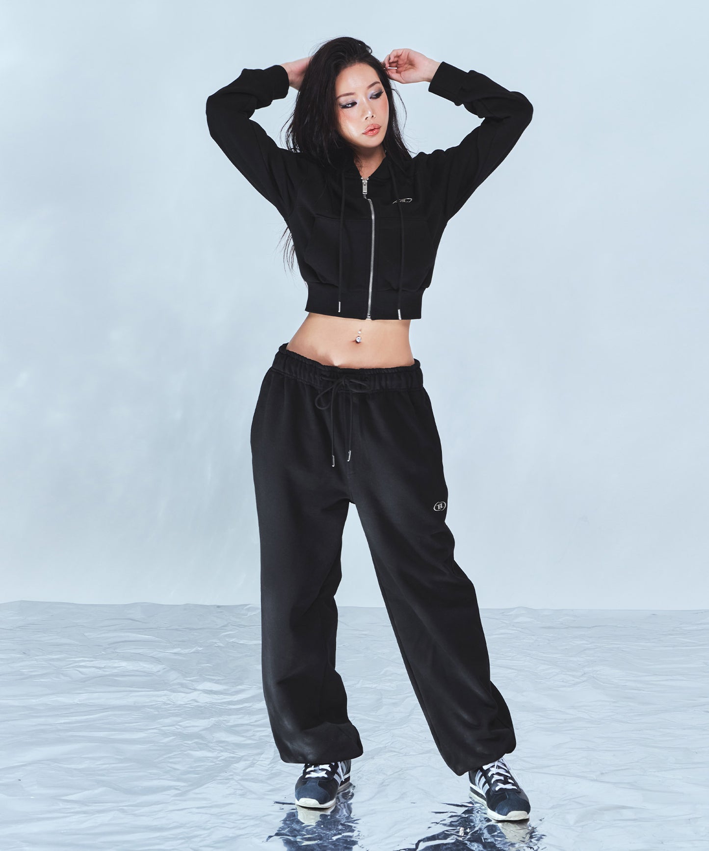 CHROME B CROP ZIP-UP HOODIE [BLACK]