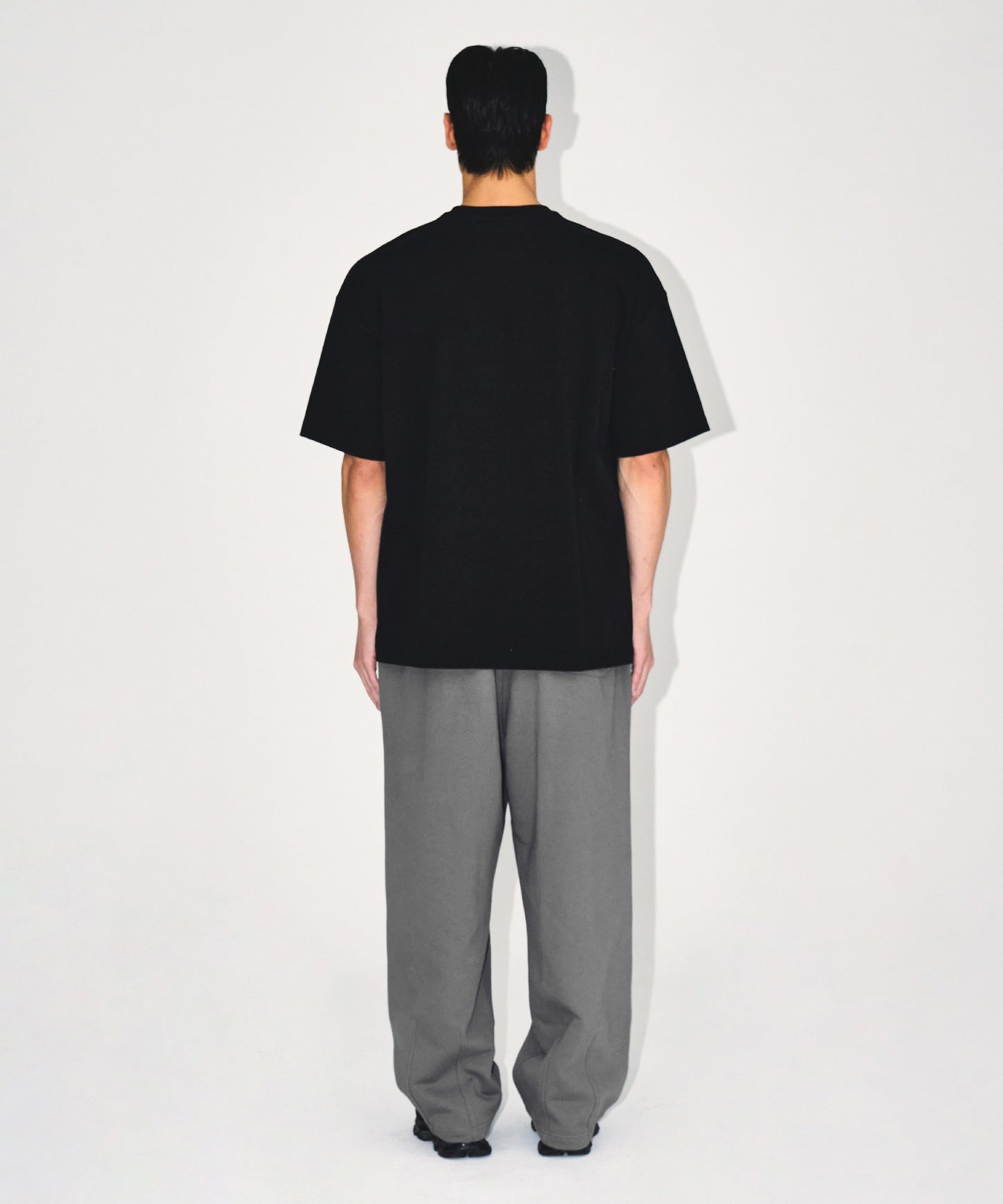 EMBLEM LOGO SEMI OVER FIT T-SHIRTS [BLACK]