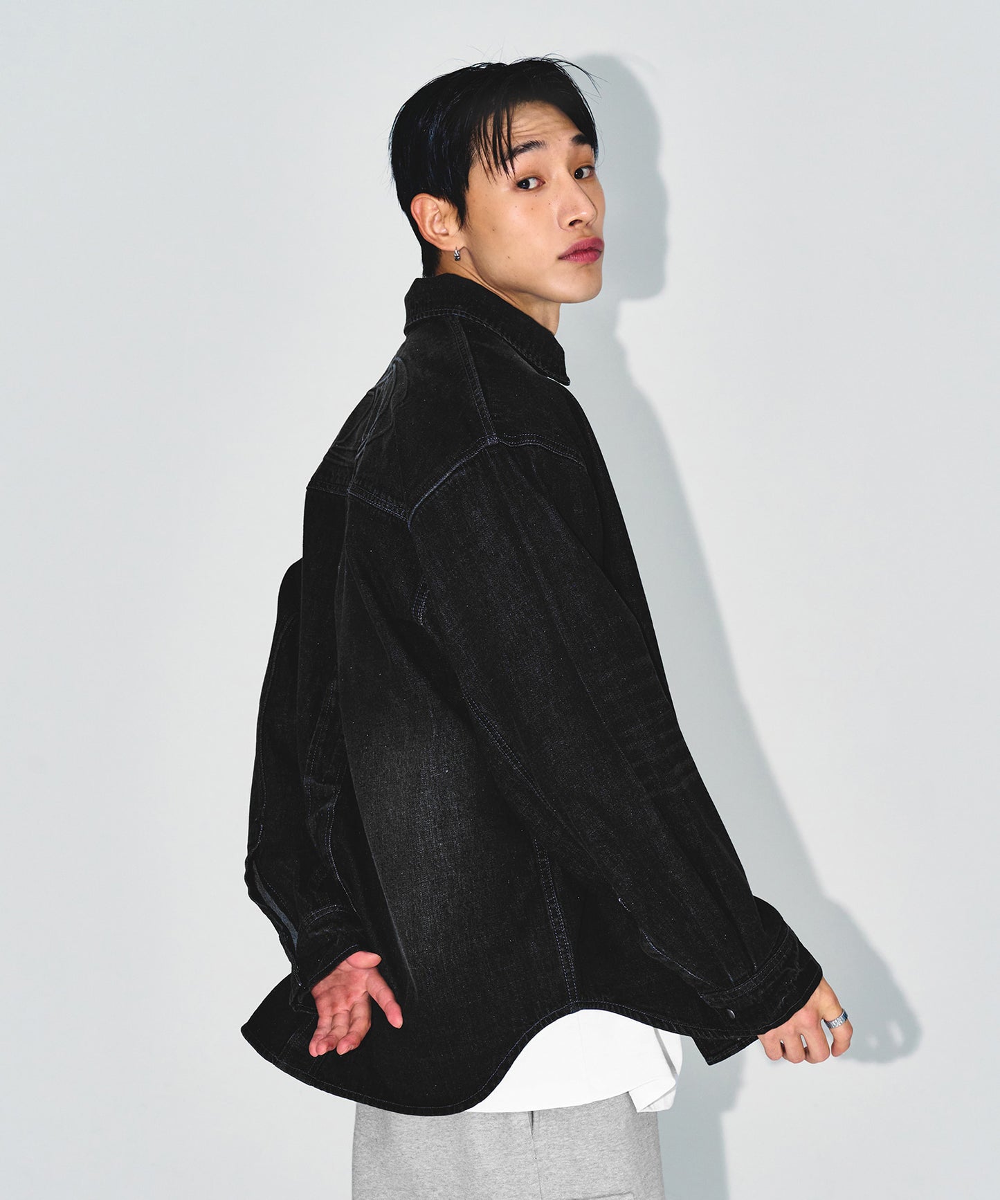 WASHED DENIM OVER FIT SHIRTS [BLACK DENIM]