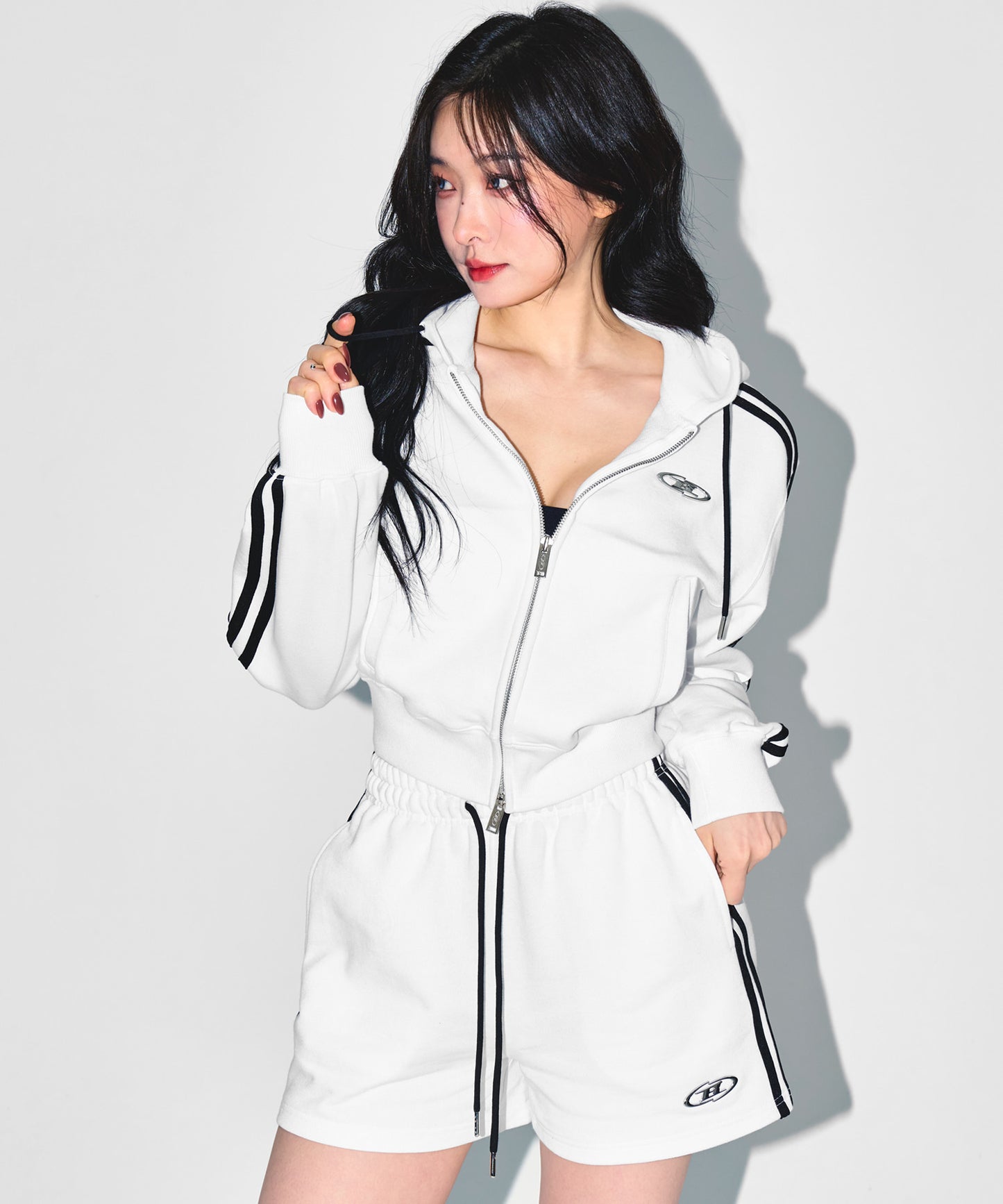 W CHROME B TRACK LINE CROP HOODIE ZIP-UP [WHITE]