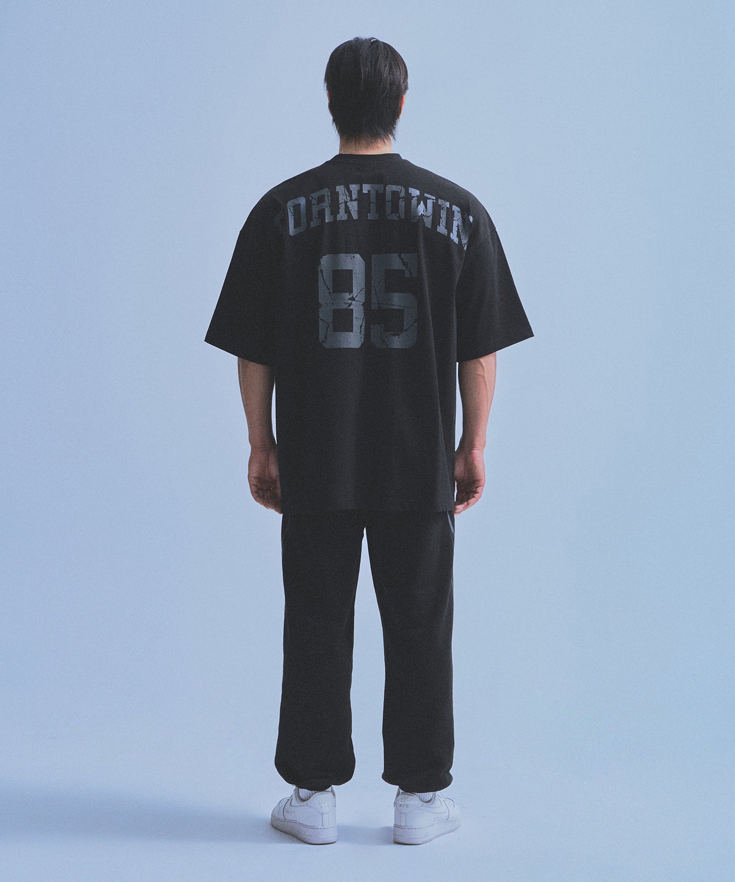85 BACK LOGO EXTRA FIT T-SHIRTS [BLACK]
