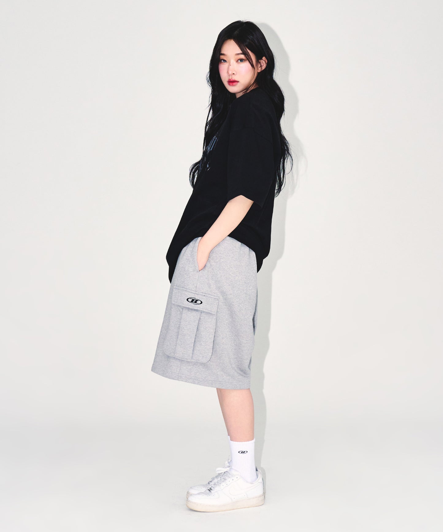 EMBLEM LOGO SEMI OVER FIT T-SHIRTS [BLACK]