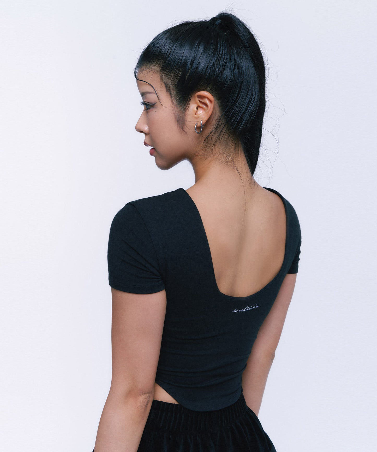 BACKLESS CROP T-SHIRTS [BLACK]