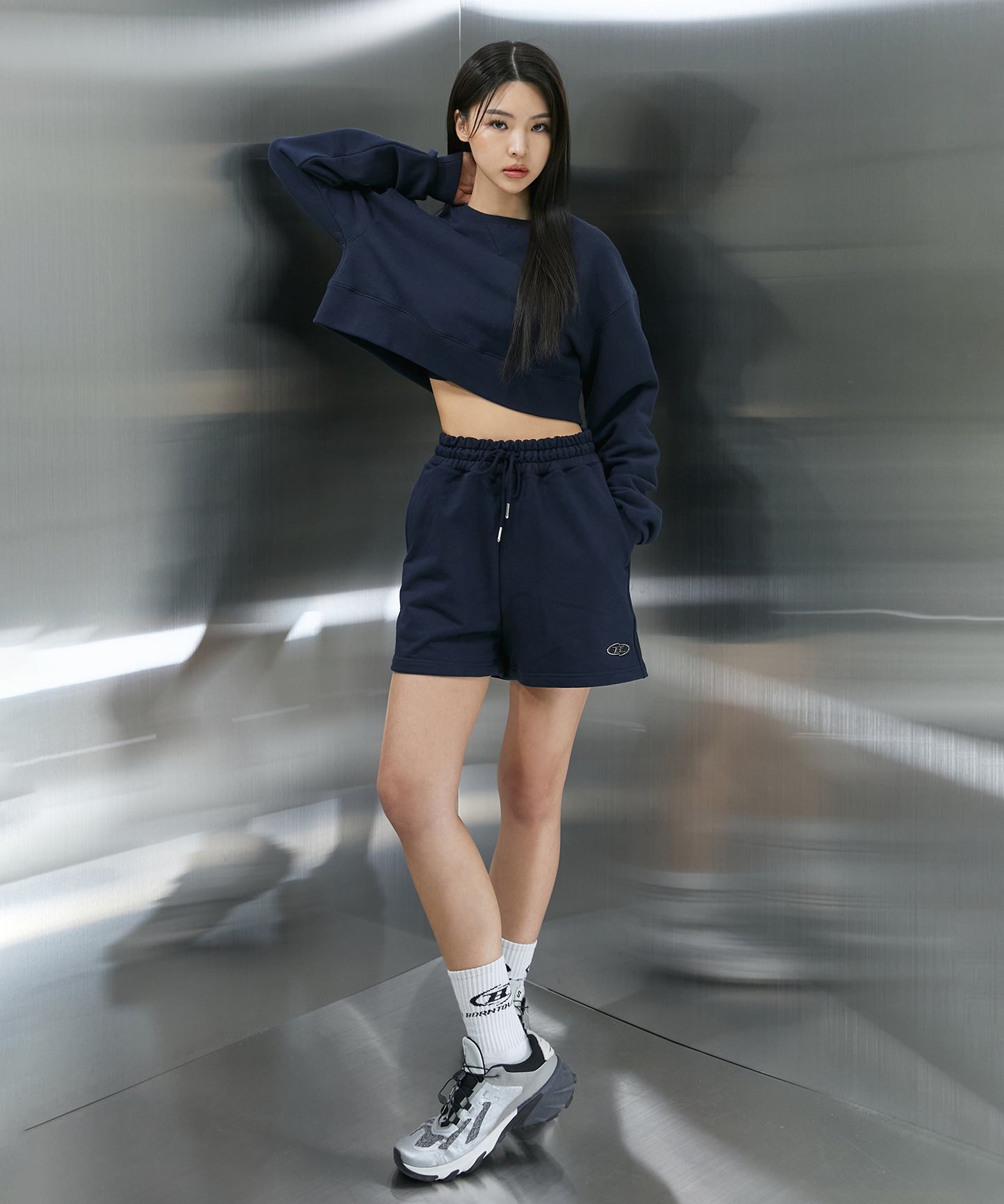 B PENDANT CROP SWEATSHIRTS [NAVY]