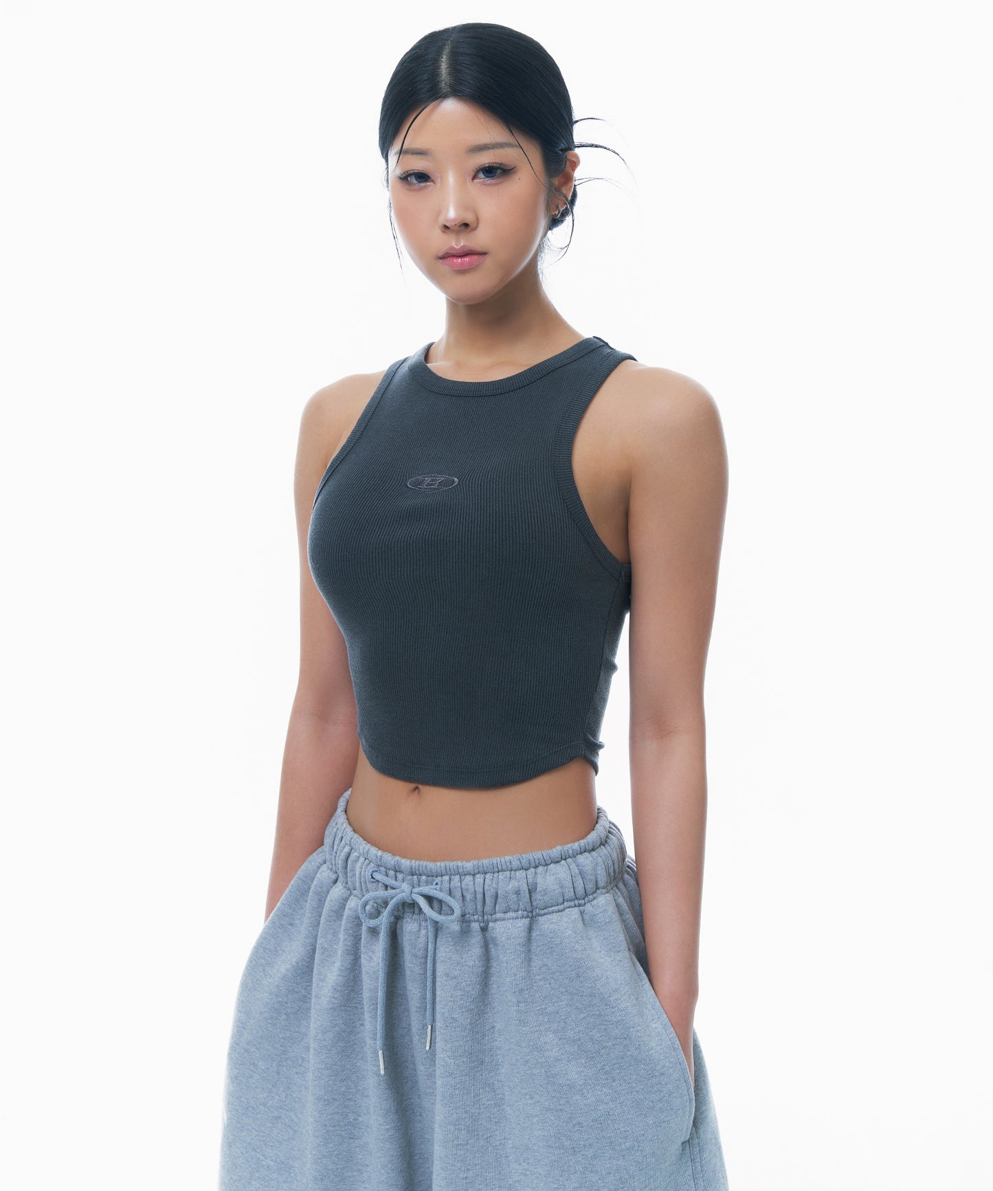 SYMBOL B PIGMENT RIBBED SLEEVELESS [CHARCOAL]