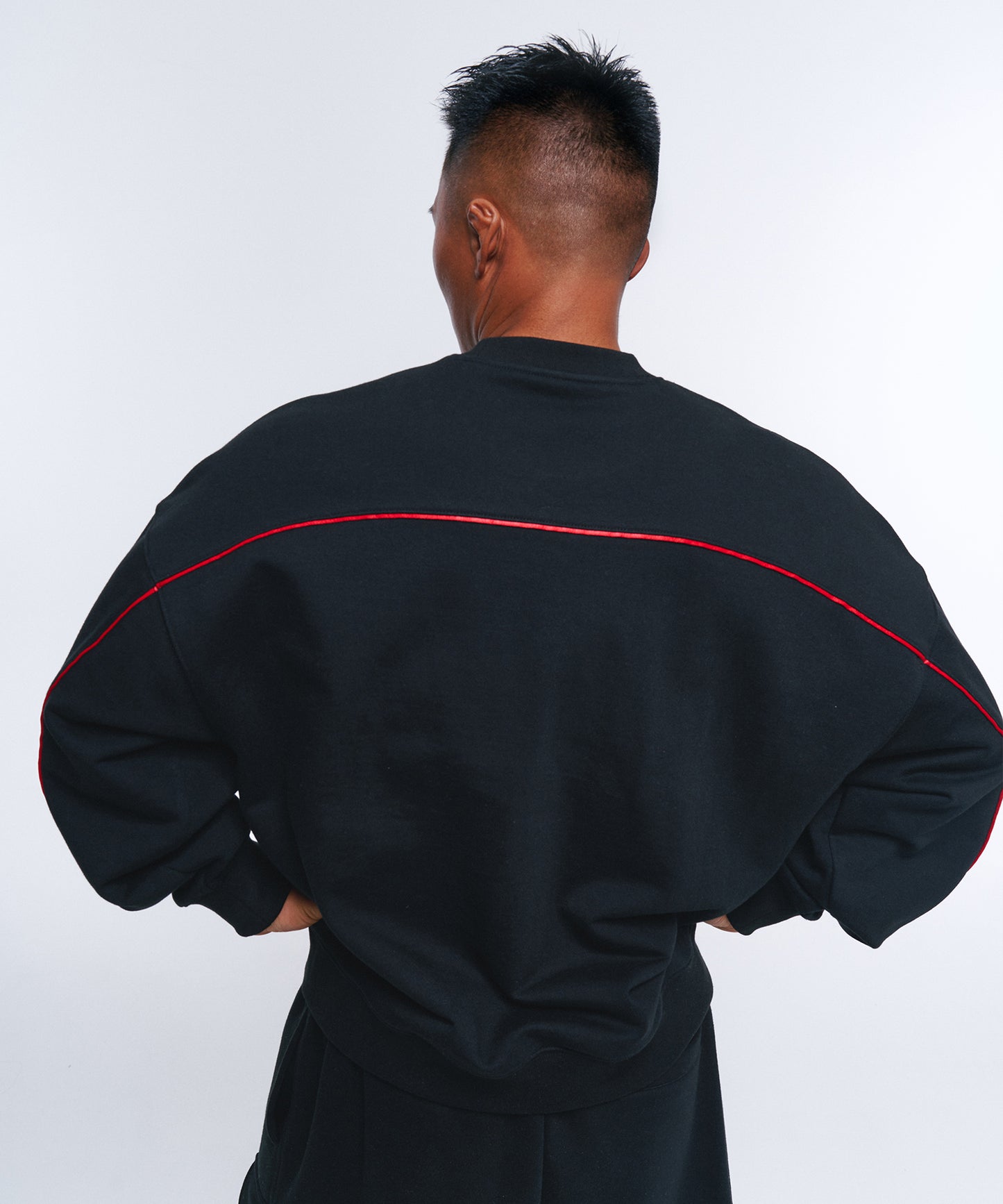 B SYMBOL RED LINE SWEATSHIRTS [BLACK]