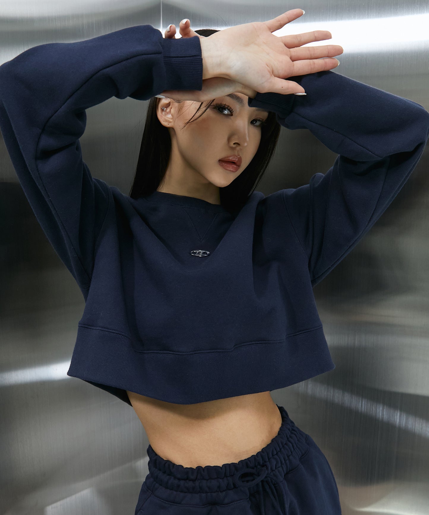 B PENDANT CROP SWEATSHIRTS [NAVY]