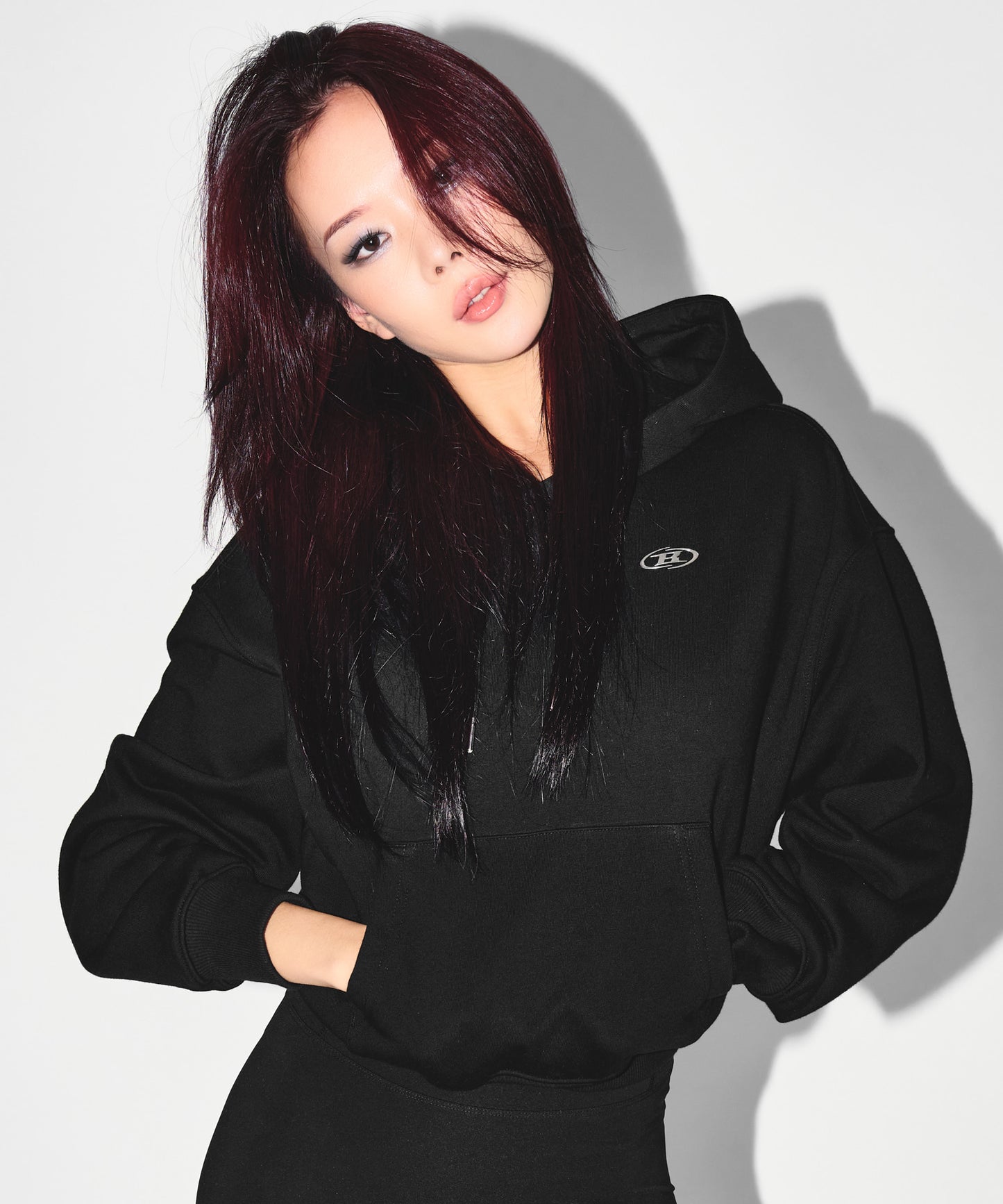 W SILVER B CROP HOODIE [BLACK]