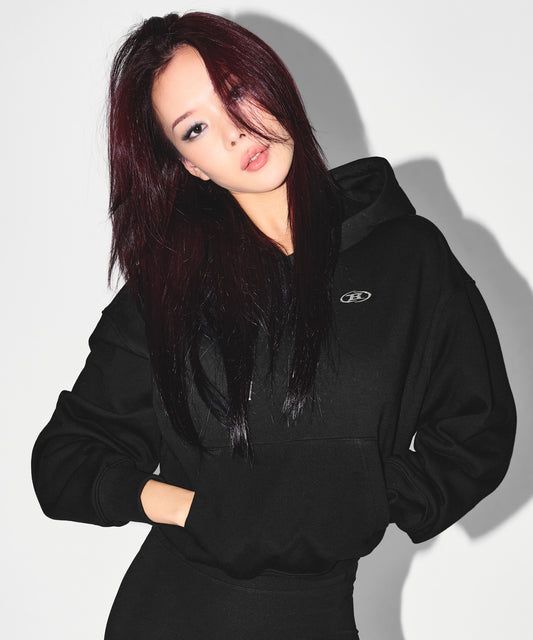 W SILVER B CROP HOODIE [BLACK]