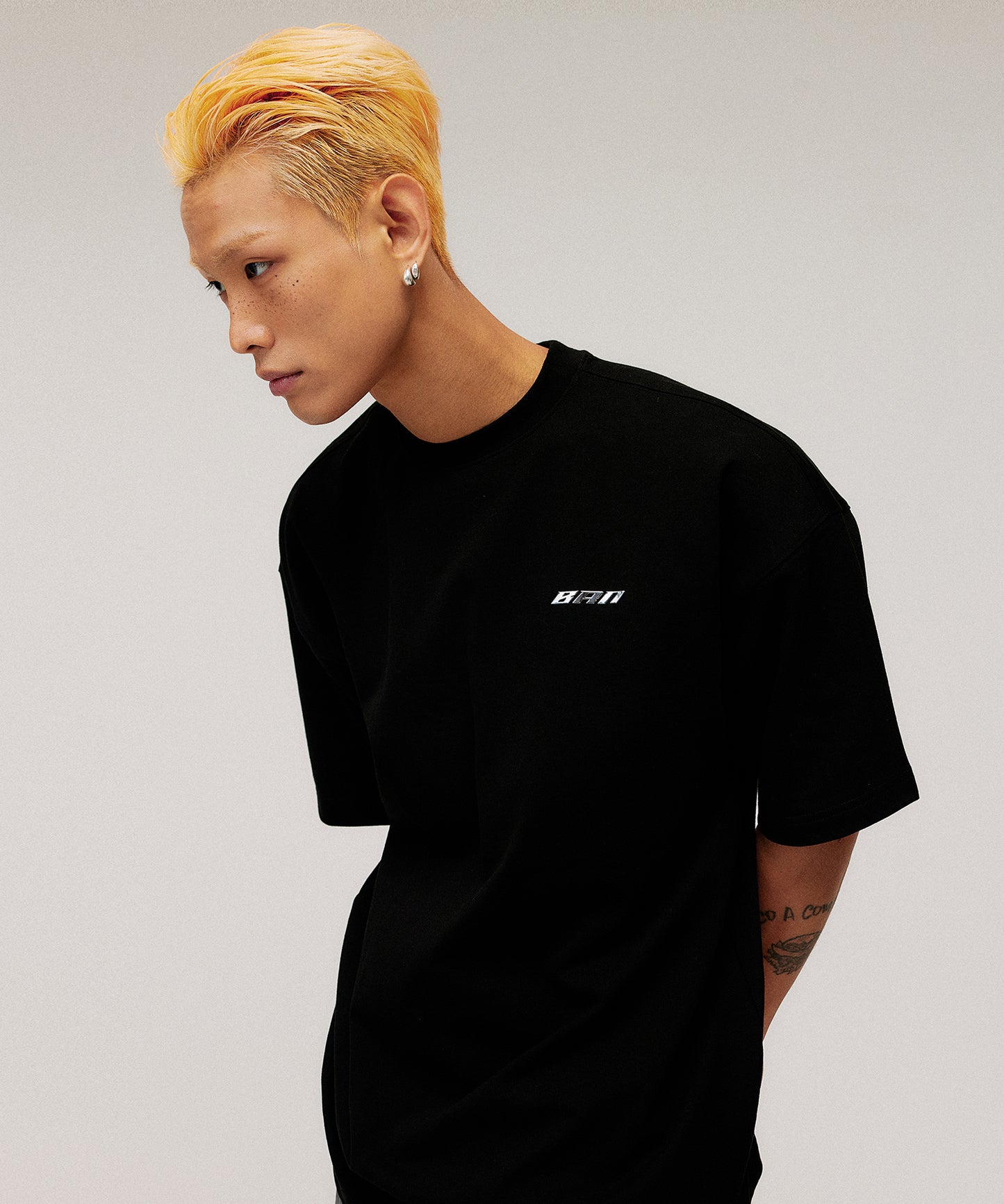 SILVER BRN SEMI OVER FIT T-SHIRTS [BLACK]