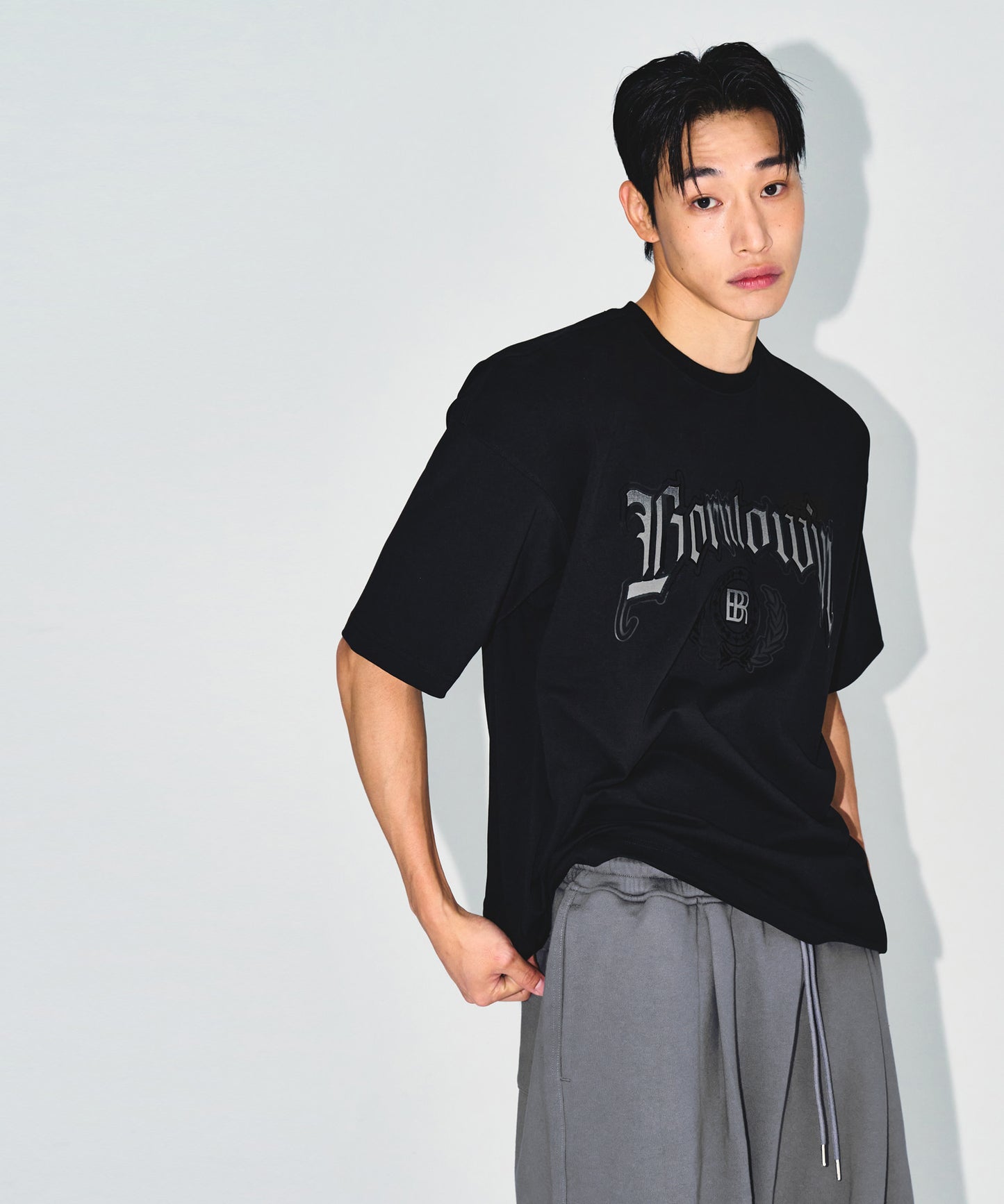 EMBLEM LOGO SEMI OVER FIT T-SHIRTS [BLACK]
