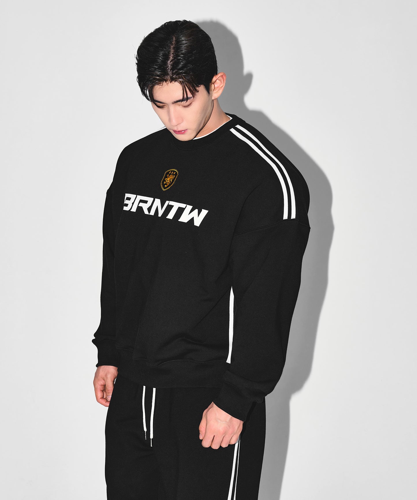 TRACK LINE EMBLEM SWEATSHIRTS [BLACK]