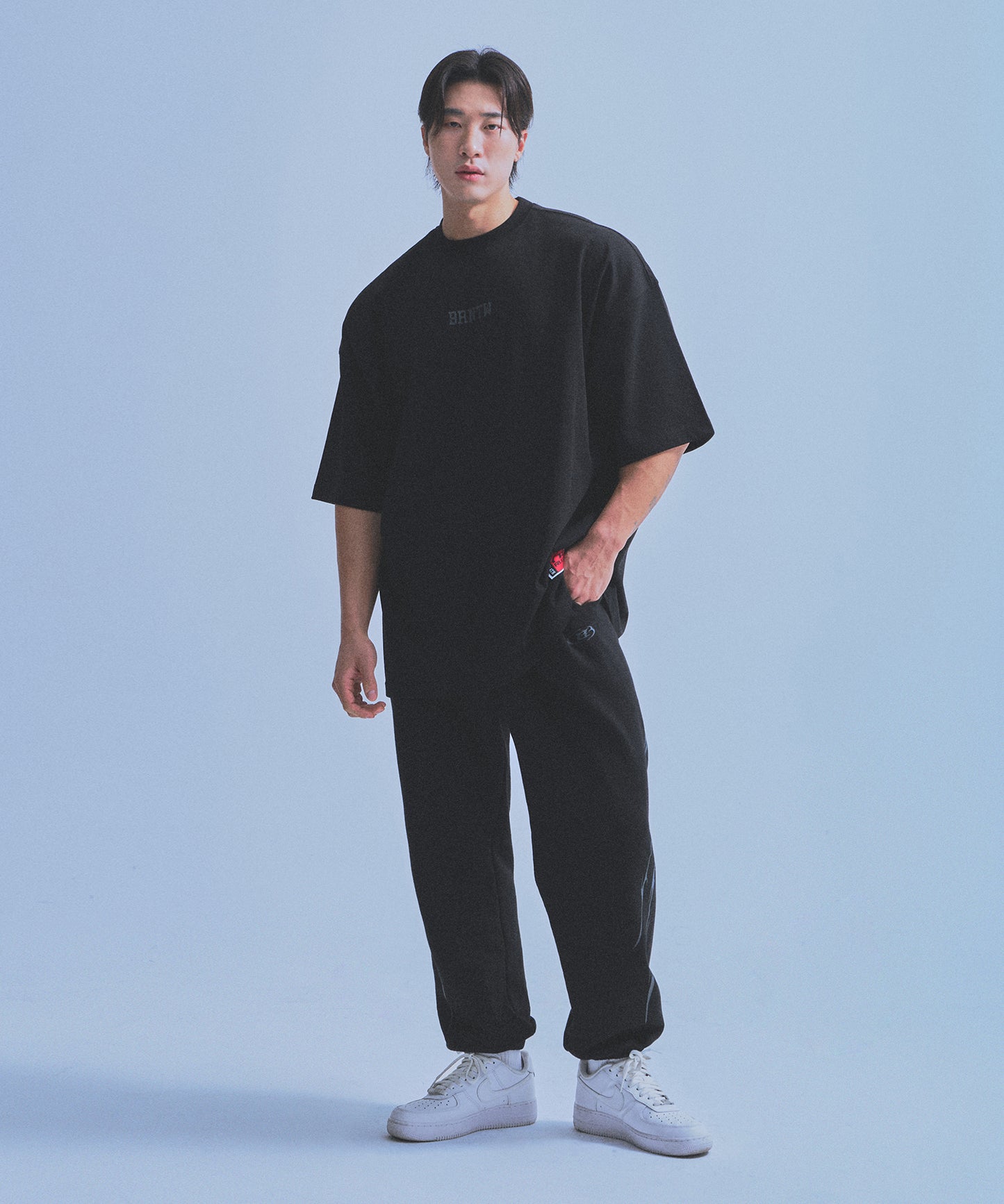 85 BACK LOGO EXTRA FIT T-SHIRTS [BLACK]