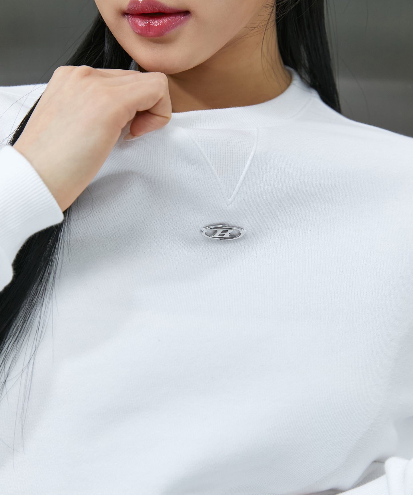 B PENDANT CROP SWEATSHIRTS [WHITE]