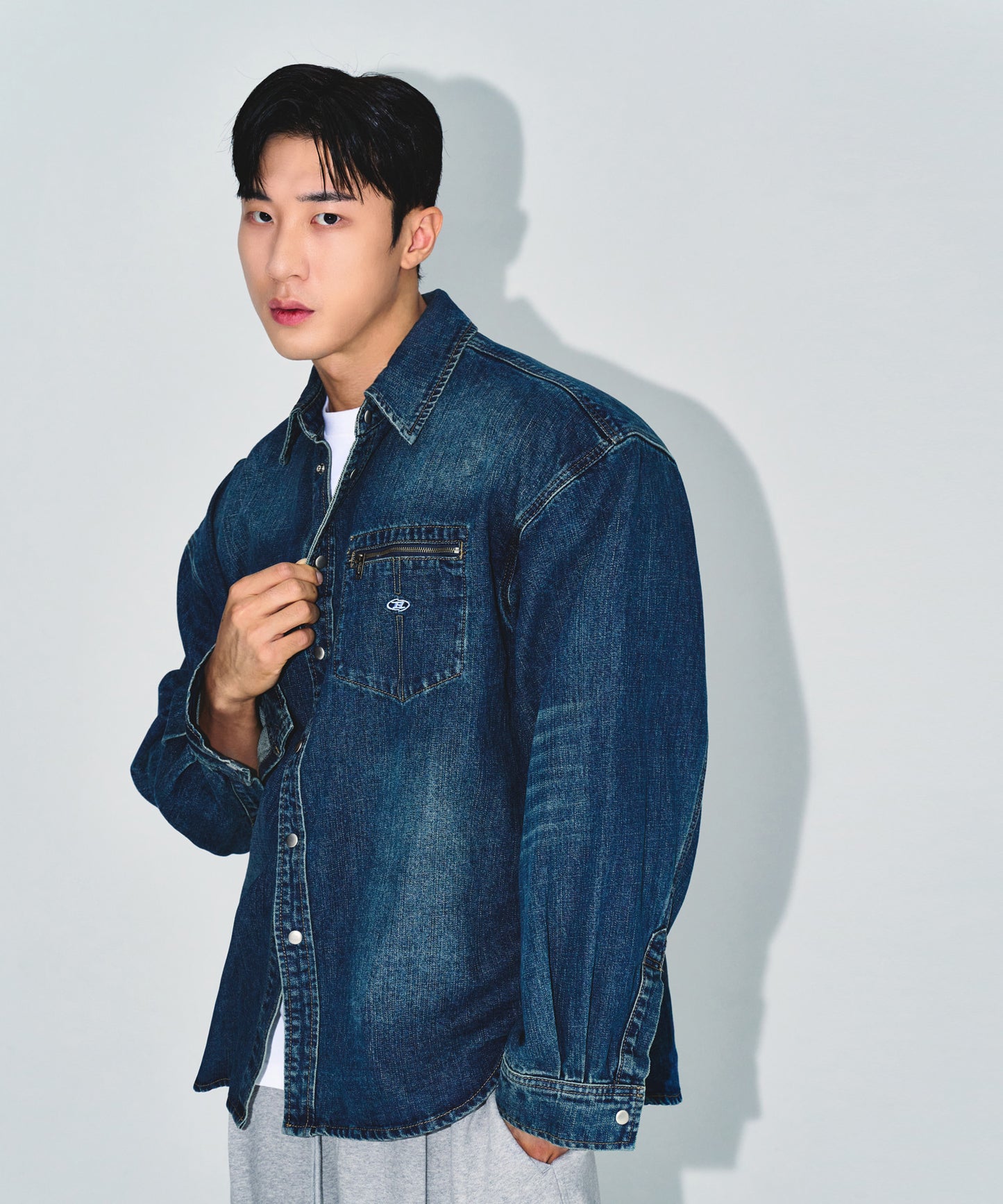 WASHED DENIM OVER FIT SHIRTS [MID DENIM]
