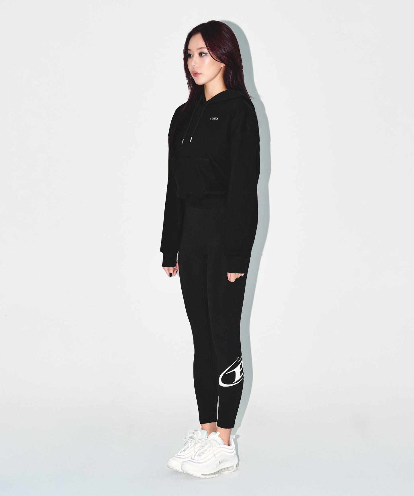 W SILVER B CROP HOODIE [BLACK]