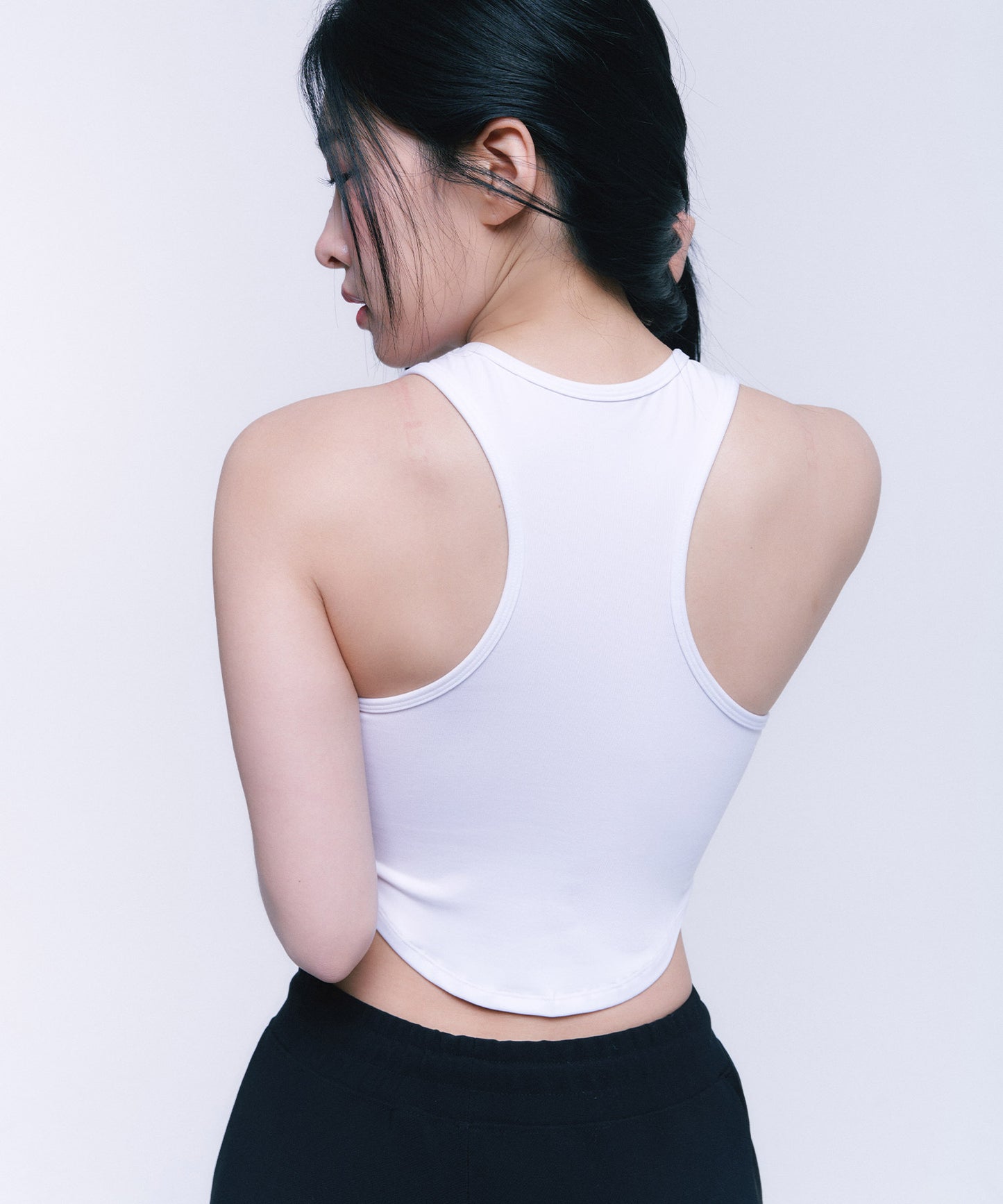 B BUCKLE CUT-OUT CROP SLEEVELESS [WHITE]