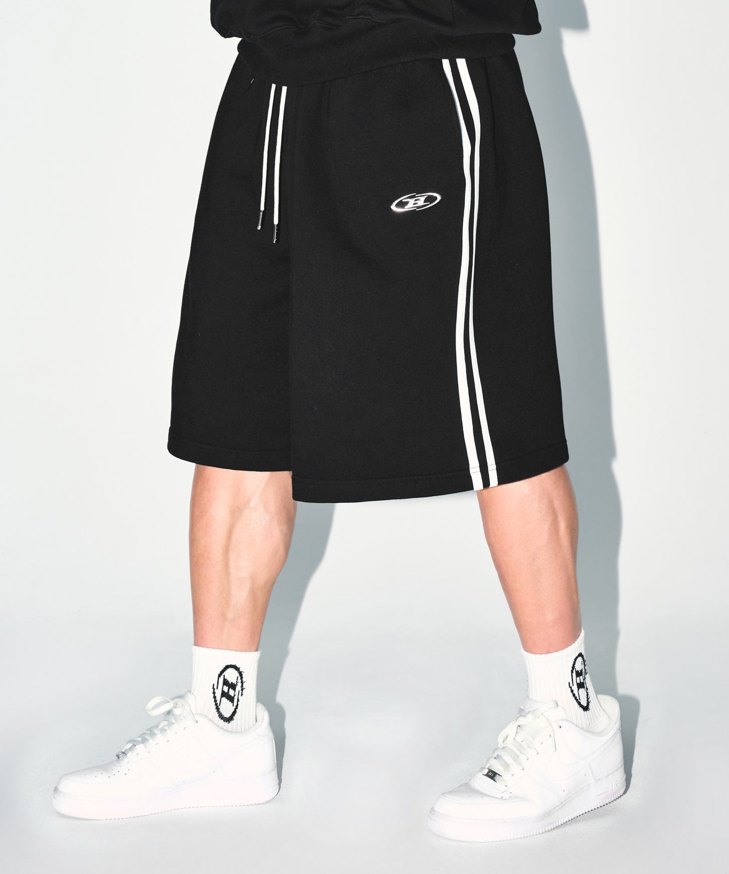 CHROME B TRACK LINE BERMUDA PANTS [BLACK]