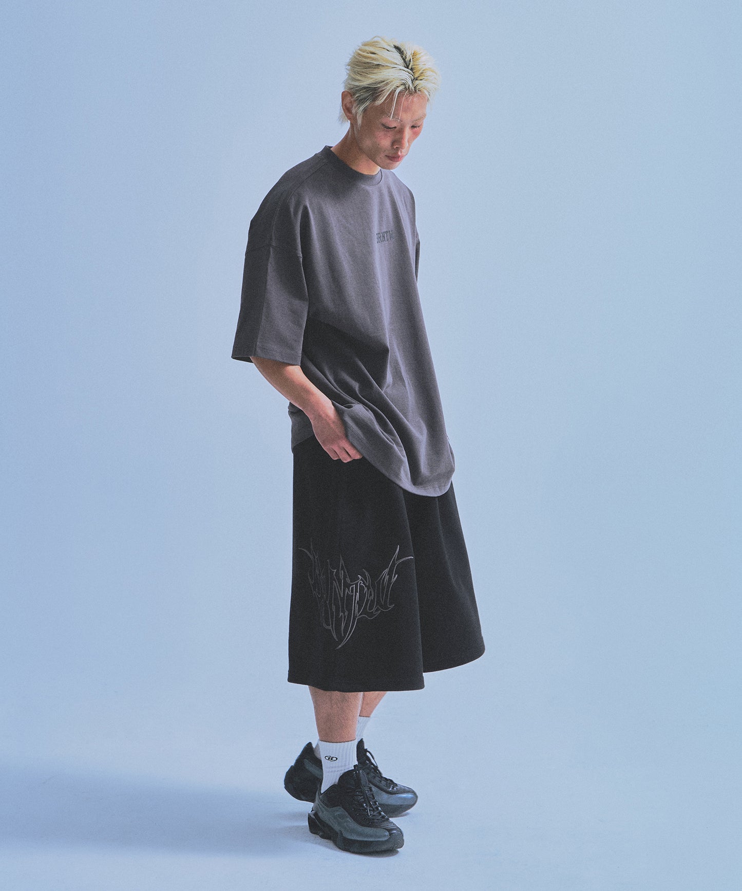 85 BACK LOGO EXTRA FIT T-SHIRTS [CHARCOAL]