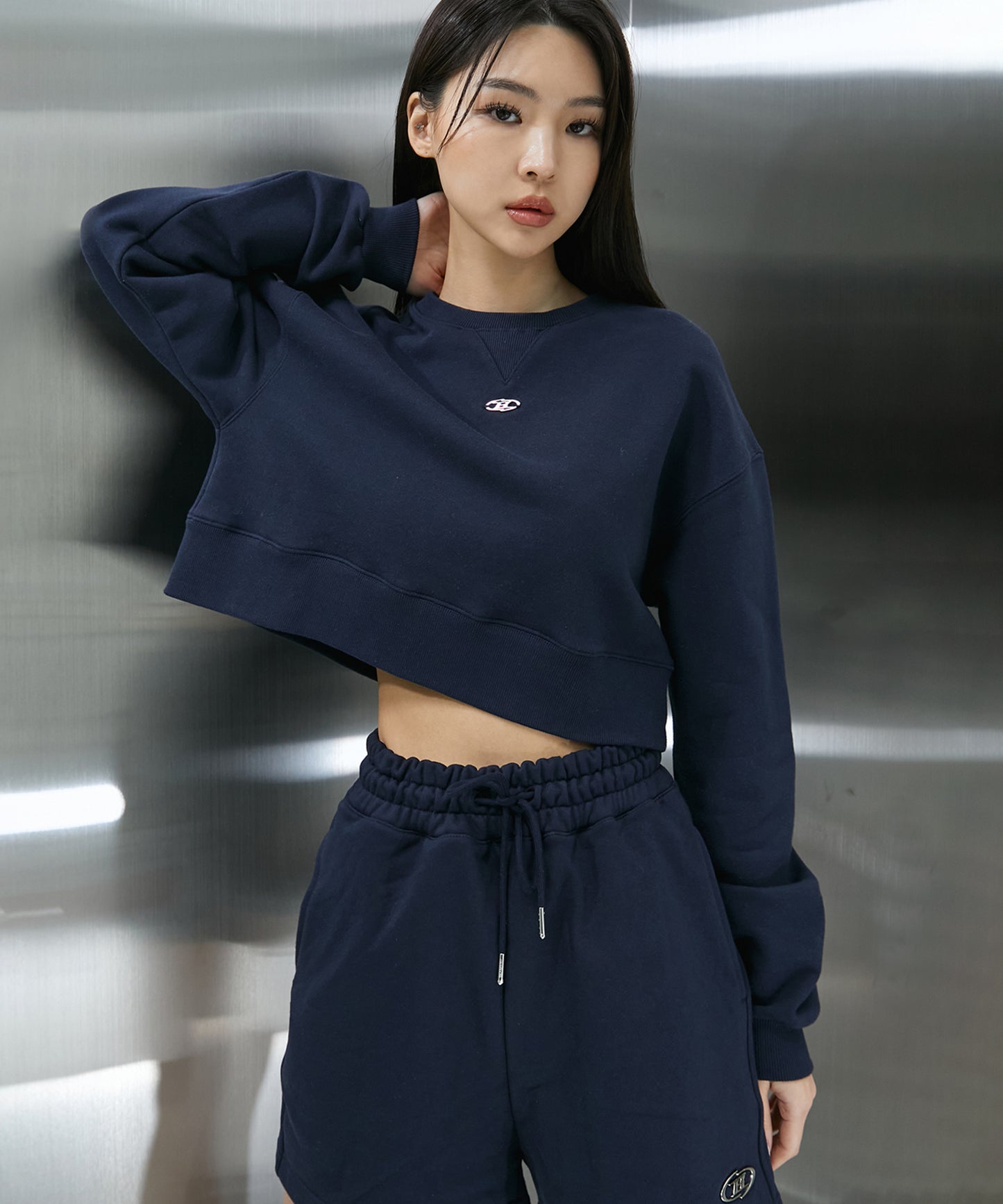 B PENDANT CROP SWEATSHIRTS [NAVY]