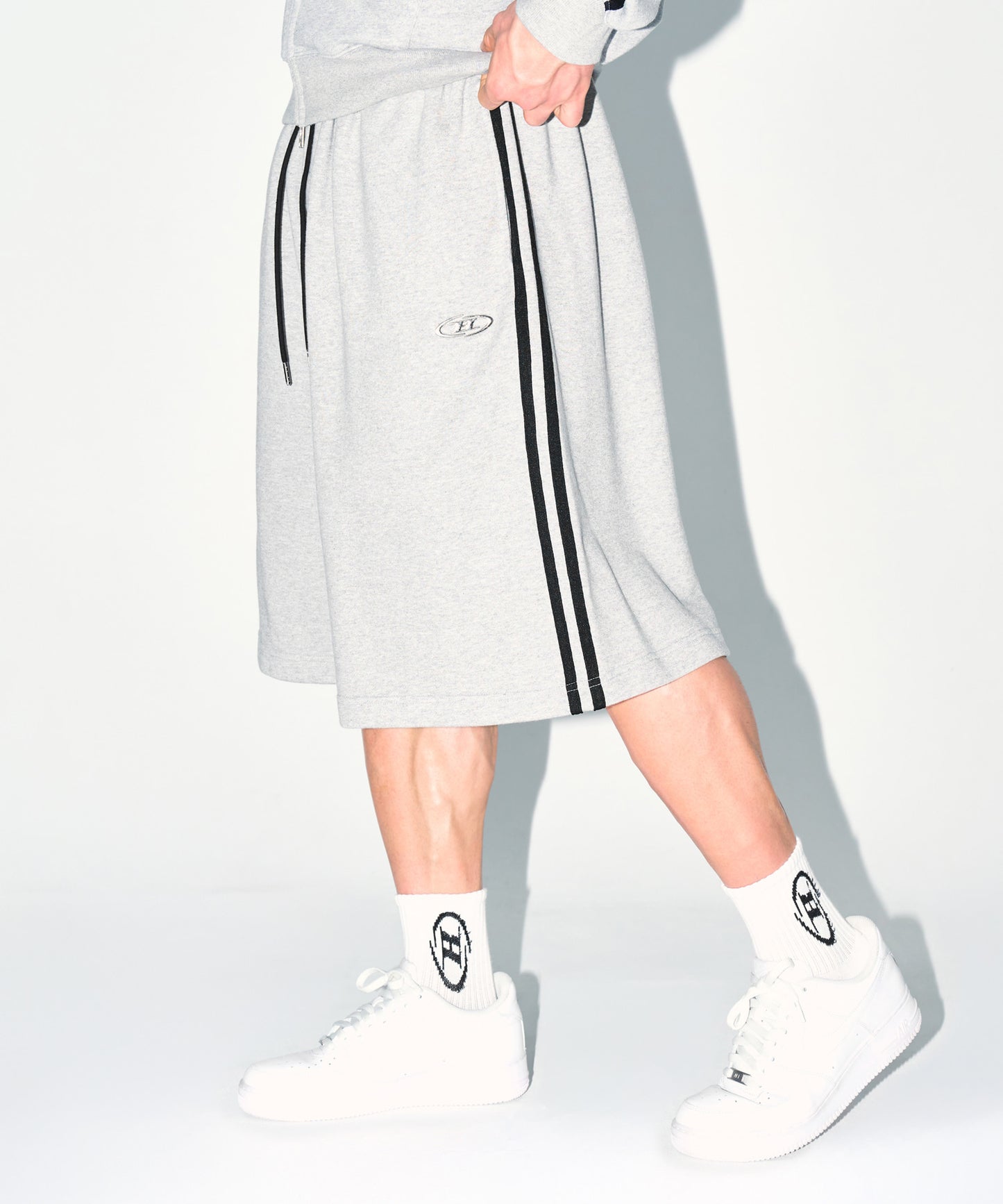 CHROME B TRACK LINE BERMUDA PANTS [MELANGE GREY]