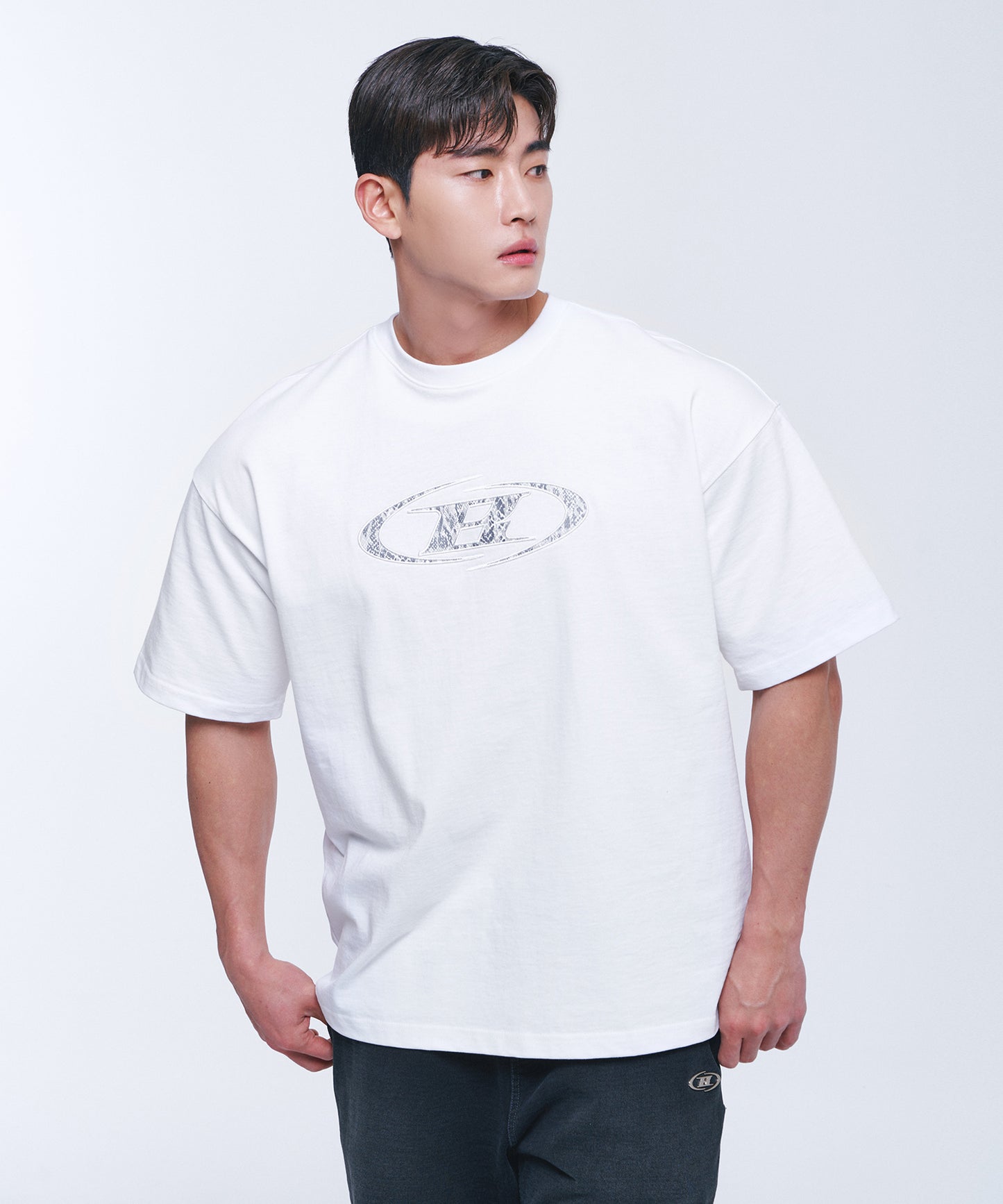 SYMBOL B PYTHON SEMI OVER FIT T-SHIRTS [WHITE]