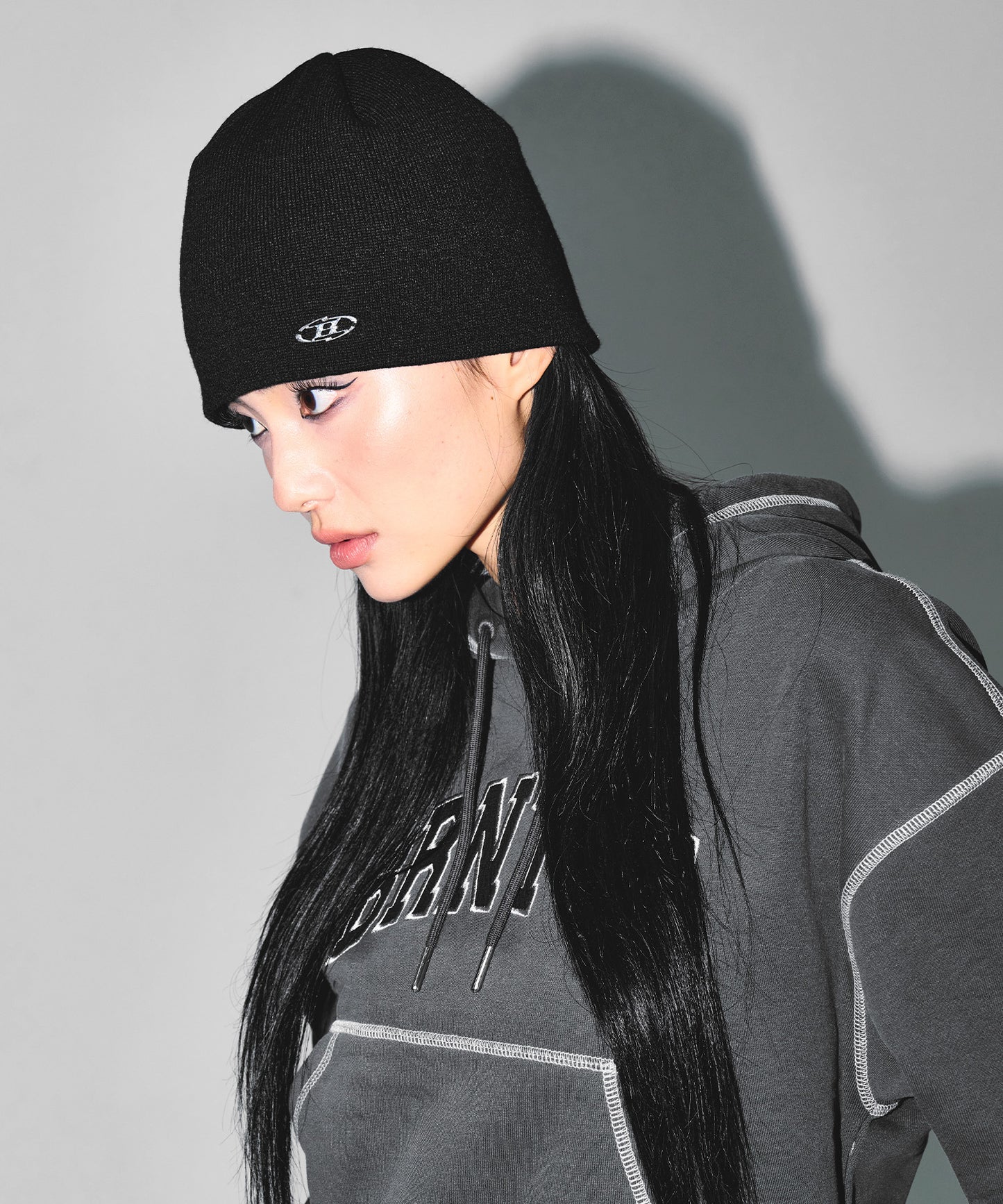 SYMBOL B PENDANT BEANIE [BLACK]