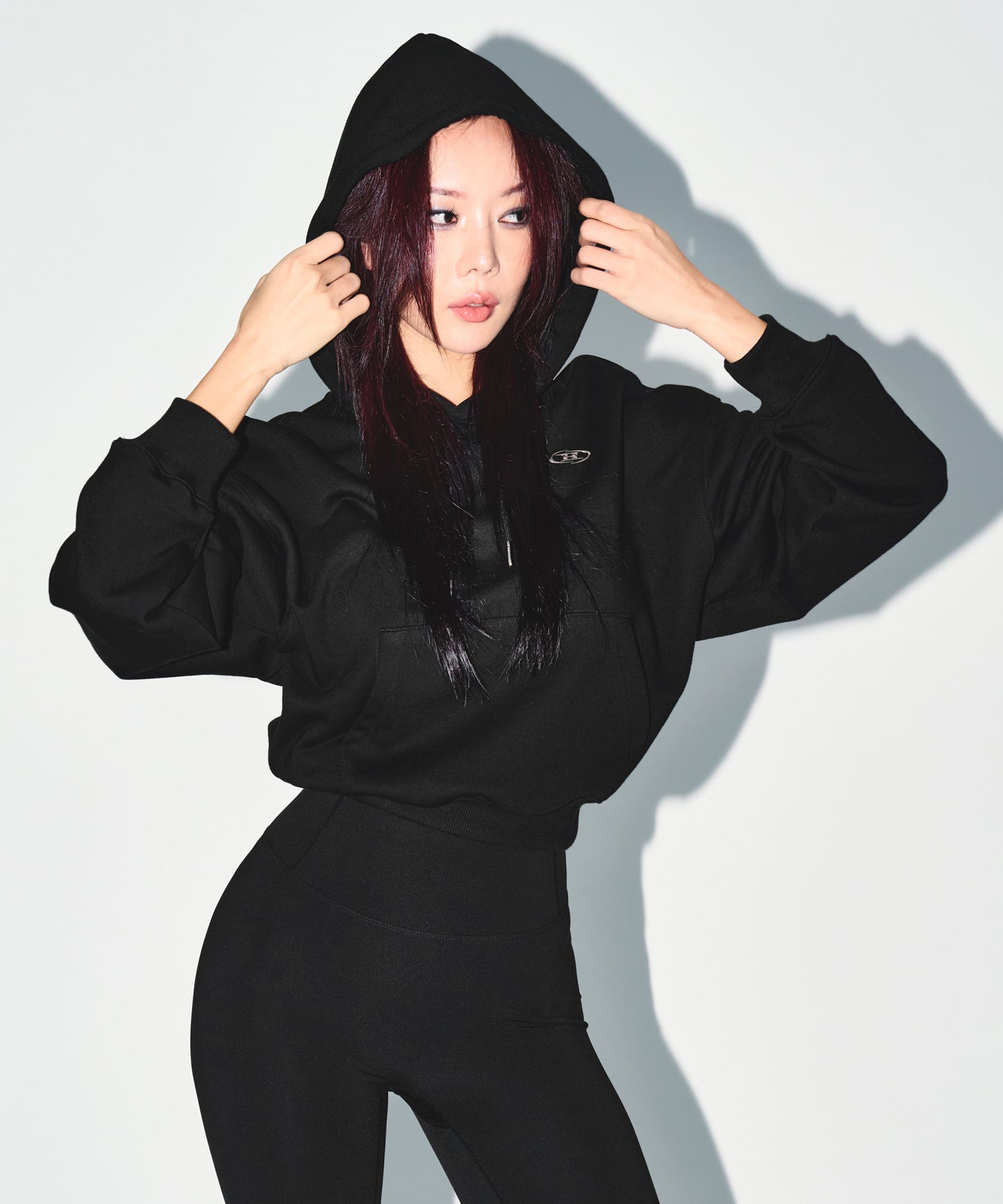 W SILVER B CROP HOODIE [BLACK]