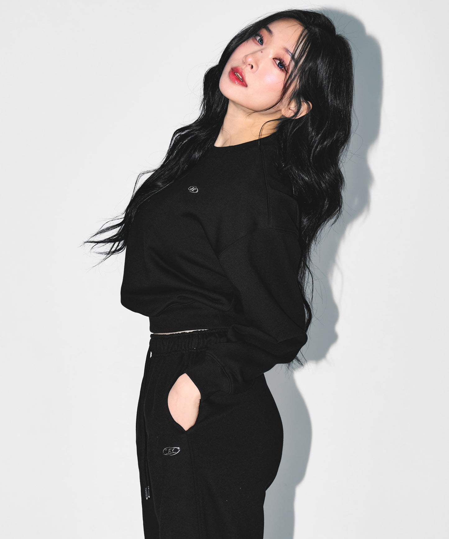 W SILVER B CROP SWEATSHIRTS [BLACK]