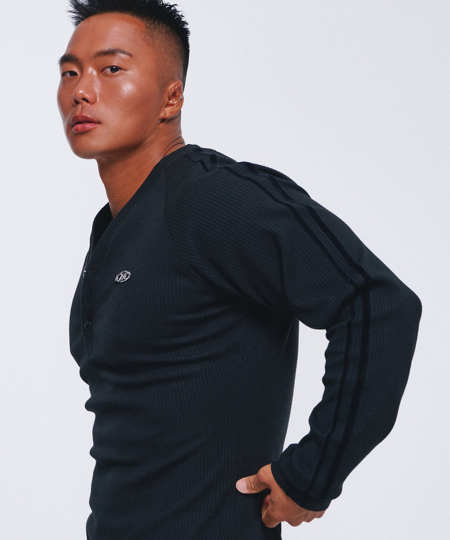 B PENDANT VELVET LINE LONGSLEEVE [BLACK]