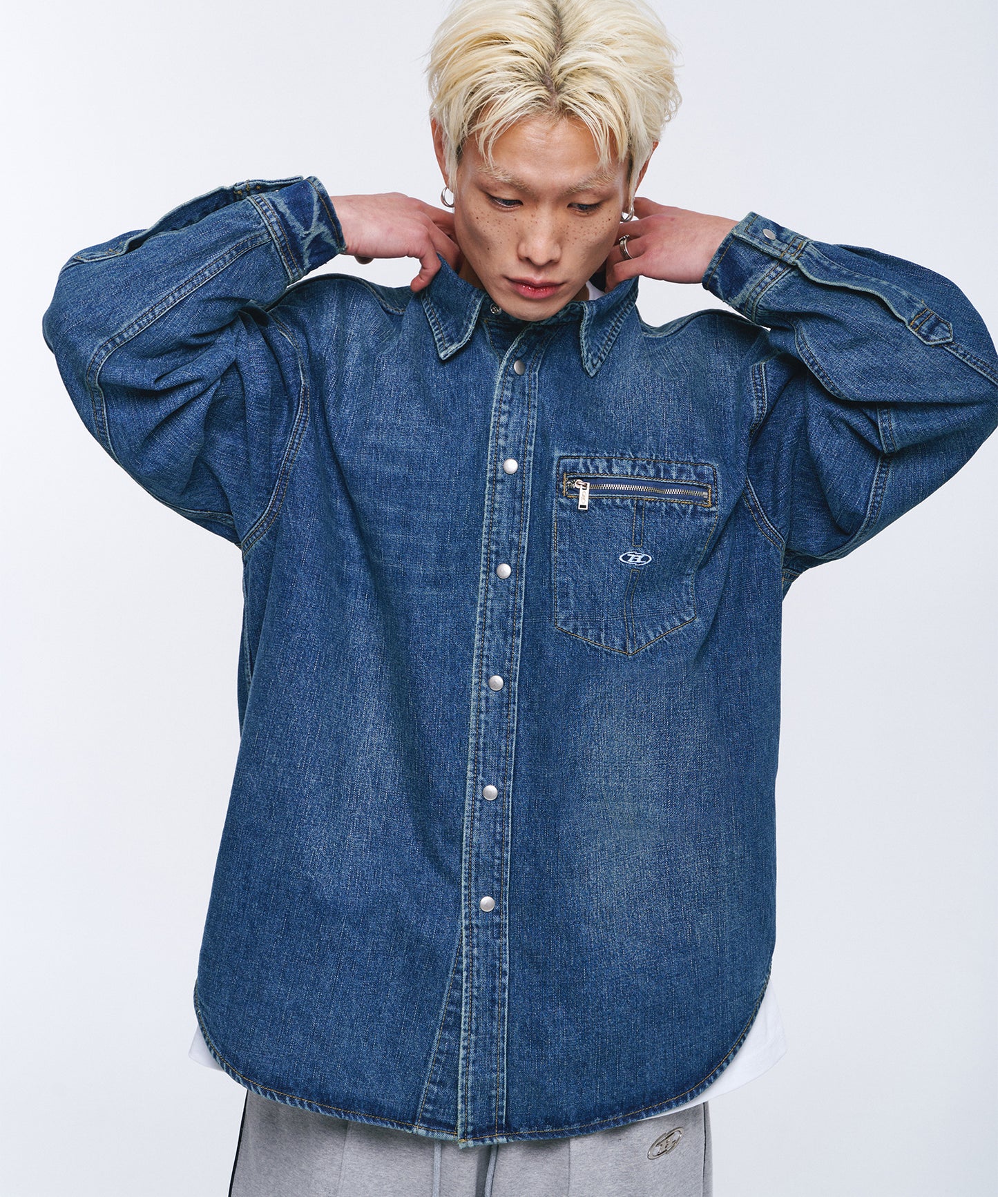 WASHED DENIM OVER FIT SHIRTS [MID DENIM]