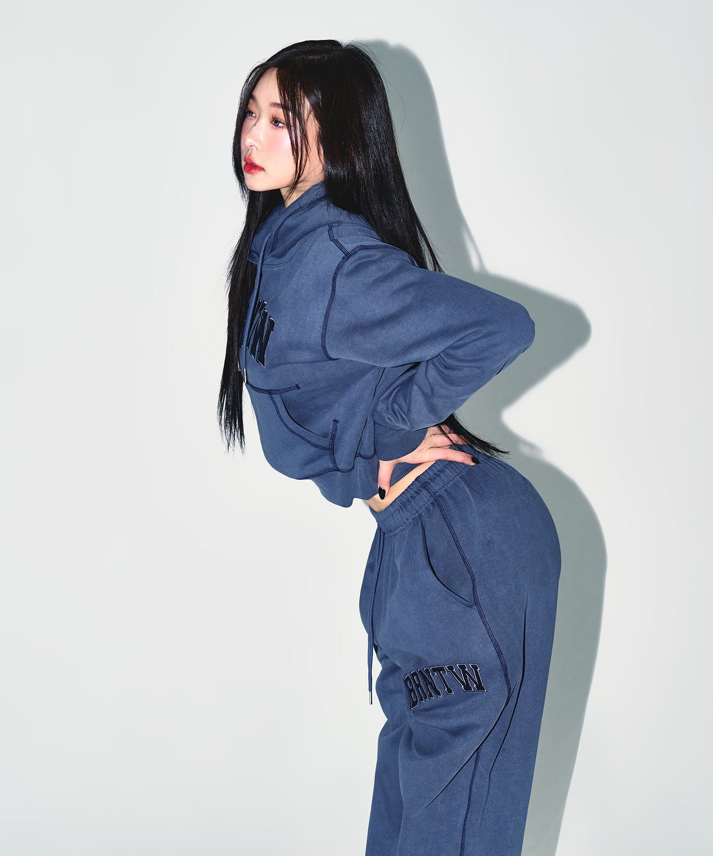 W PIGMENT DYEING CROP HOODIE [BLUE]