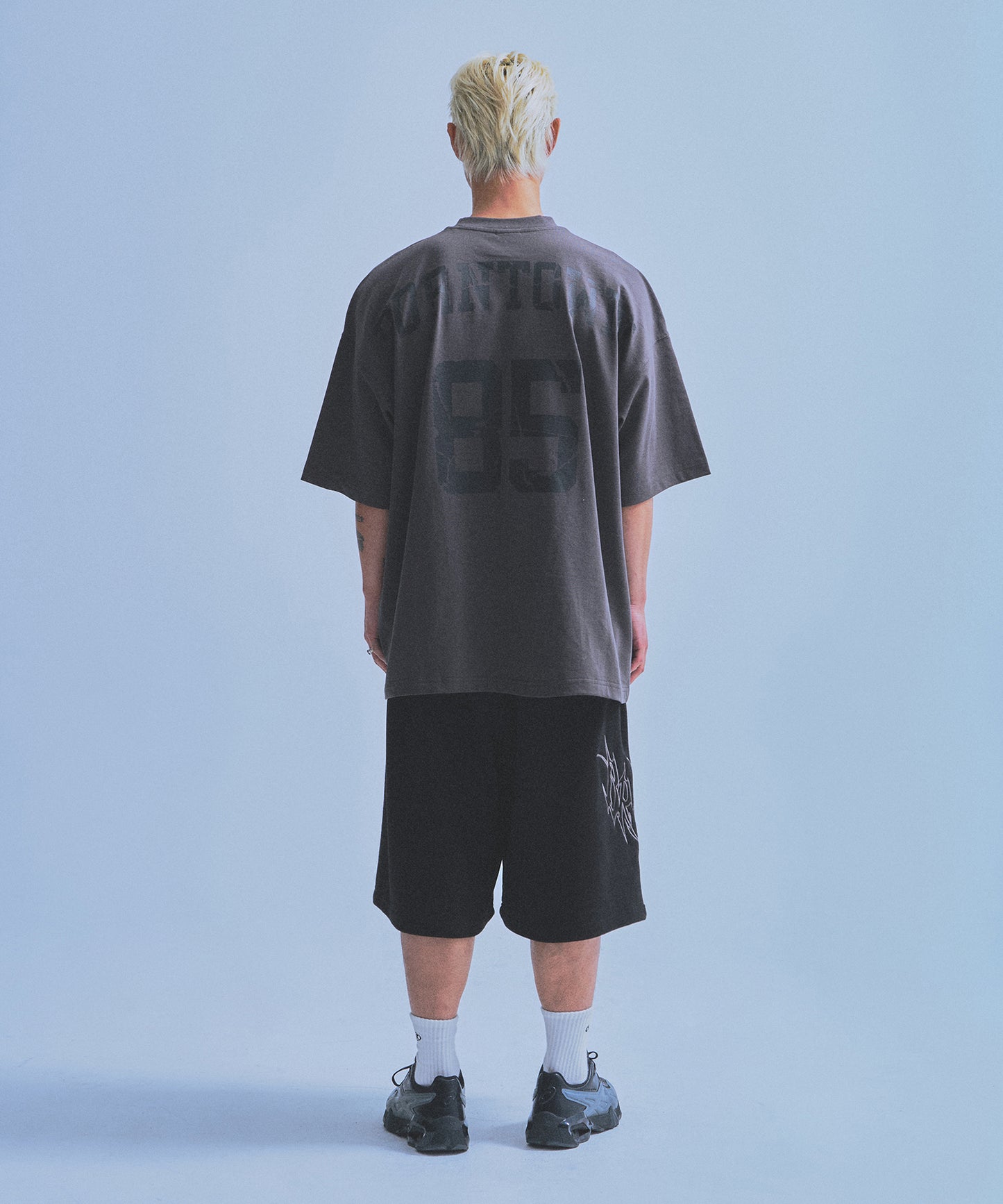 85 BACK LOGO EXTRA FIT T-SHIRTS [CHARCOAL]