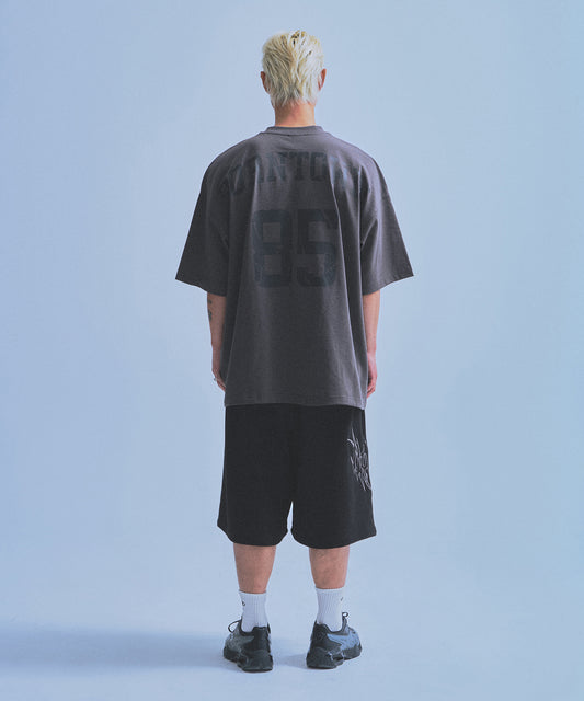 85 BACK LOGO EXTRA FIT T-SHIRTS [CHARCOAL]