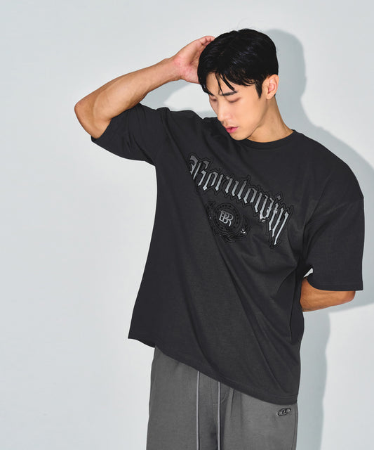 EMBLEM LOGO SEMI OVER FIT T-SHIRTS [CHARCOAL]