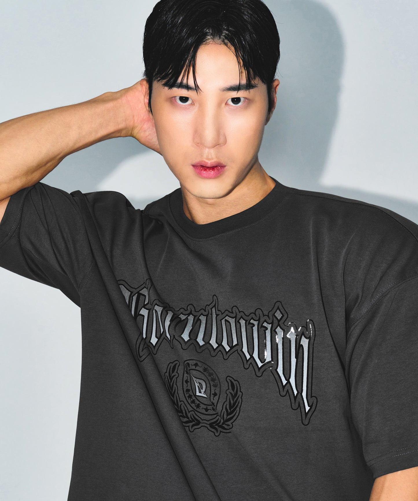 EMBLEM LOGO SEMI OVER FIT T-SHIRTS [CHARCOAL]