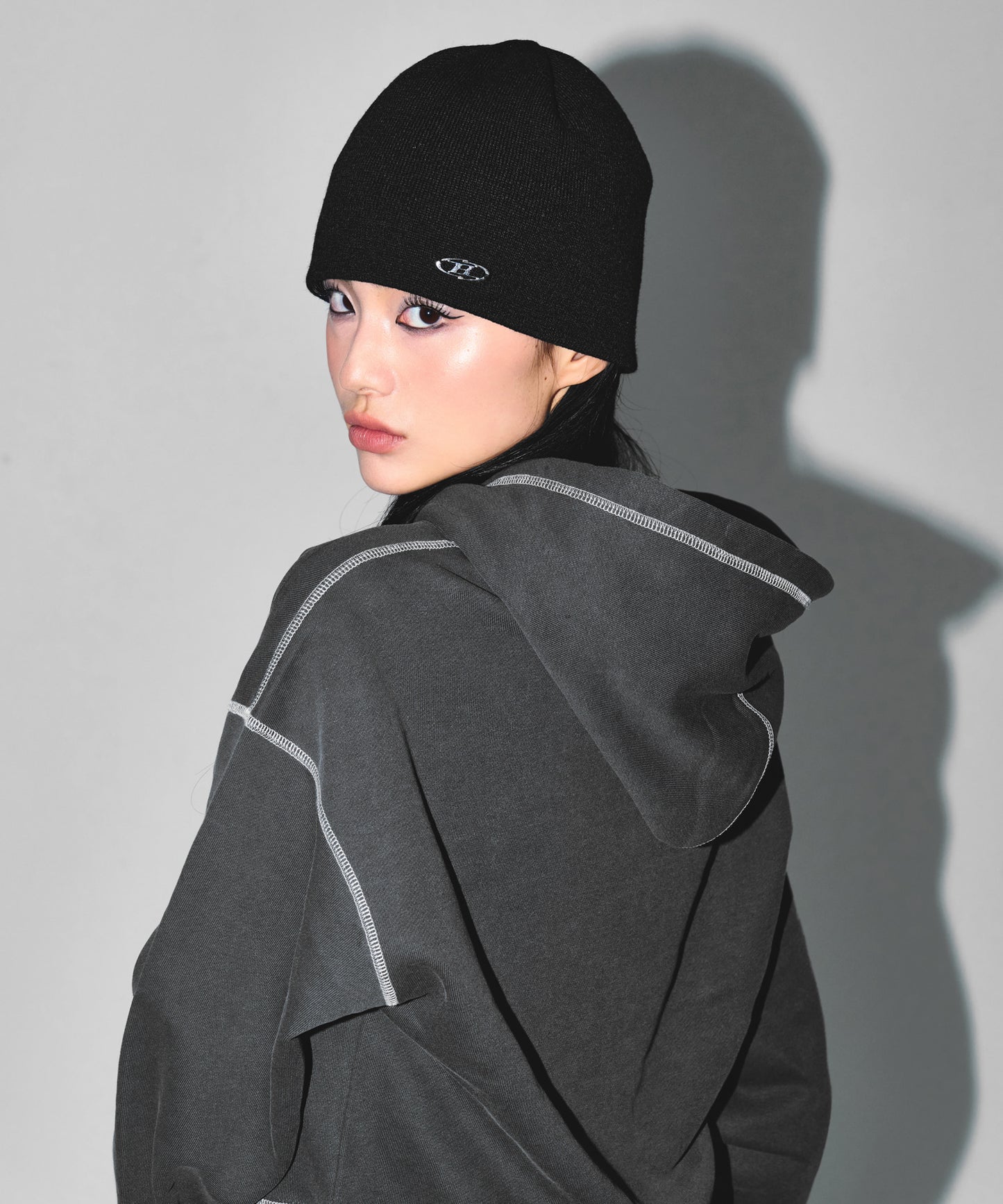 W PIGMENT DYEING CROP HOODIE [CHARCOAL]