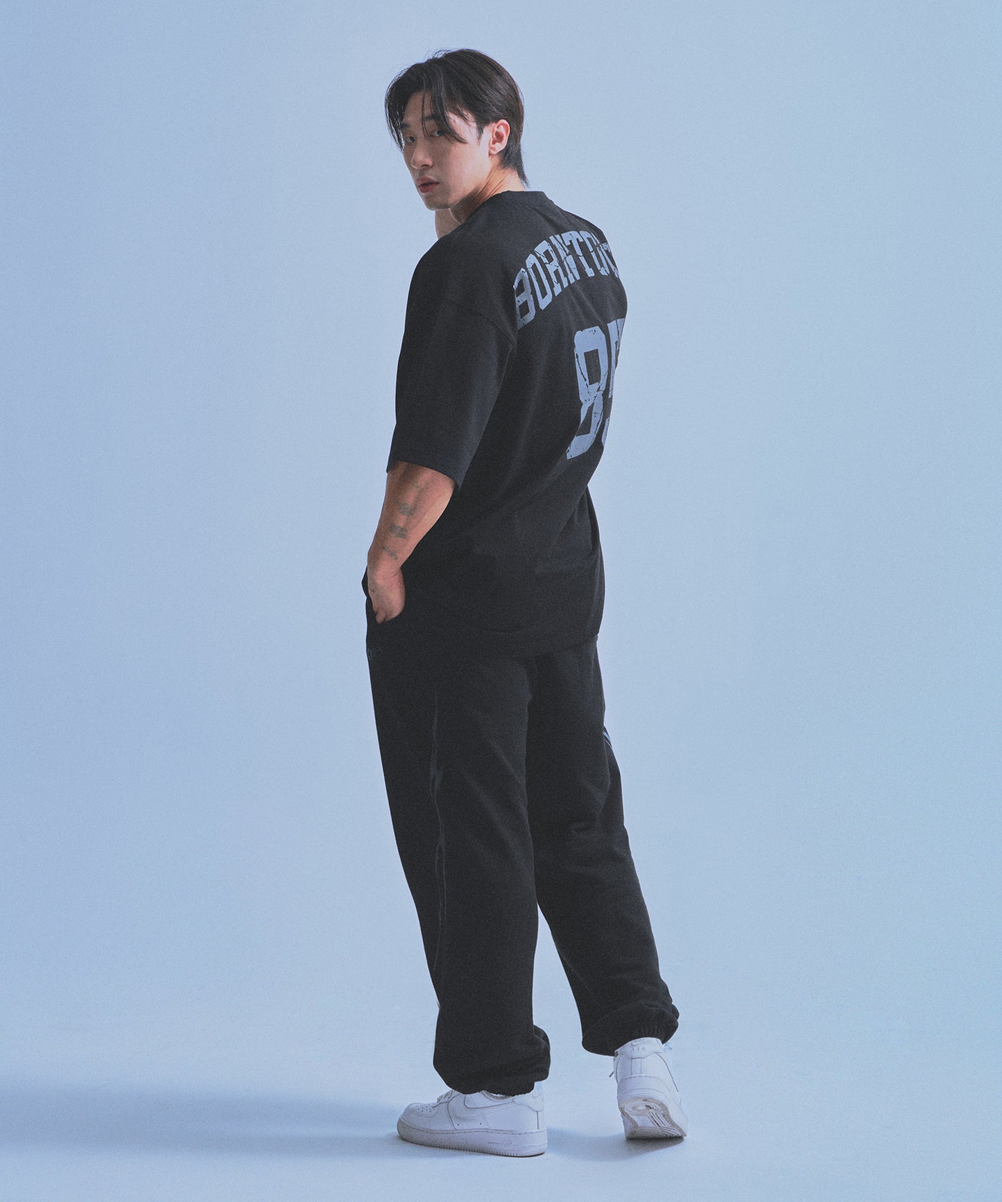 85 BACK LOGO EXTRA FIT T-SHIRTS [BLACK]