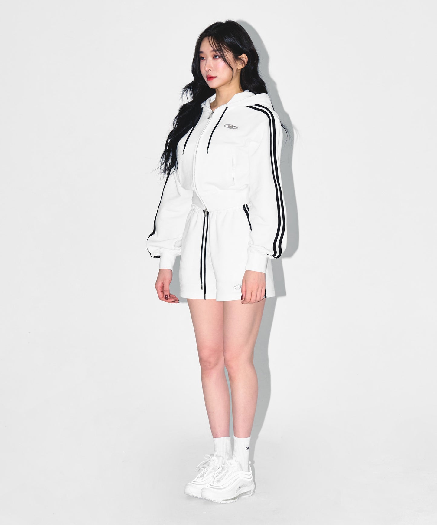 W CHROME B TRACK LINE CROP HOODIE ZIP-UP [WHITE]