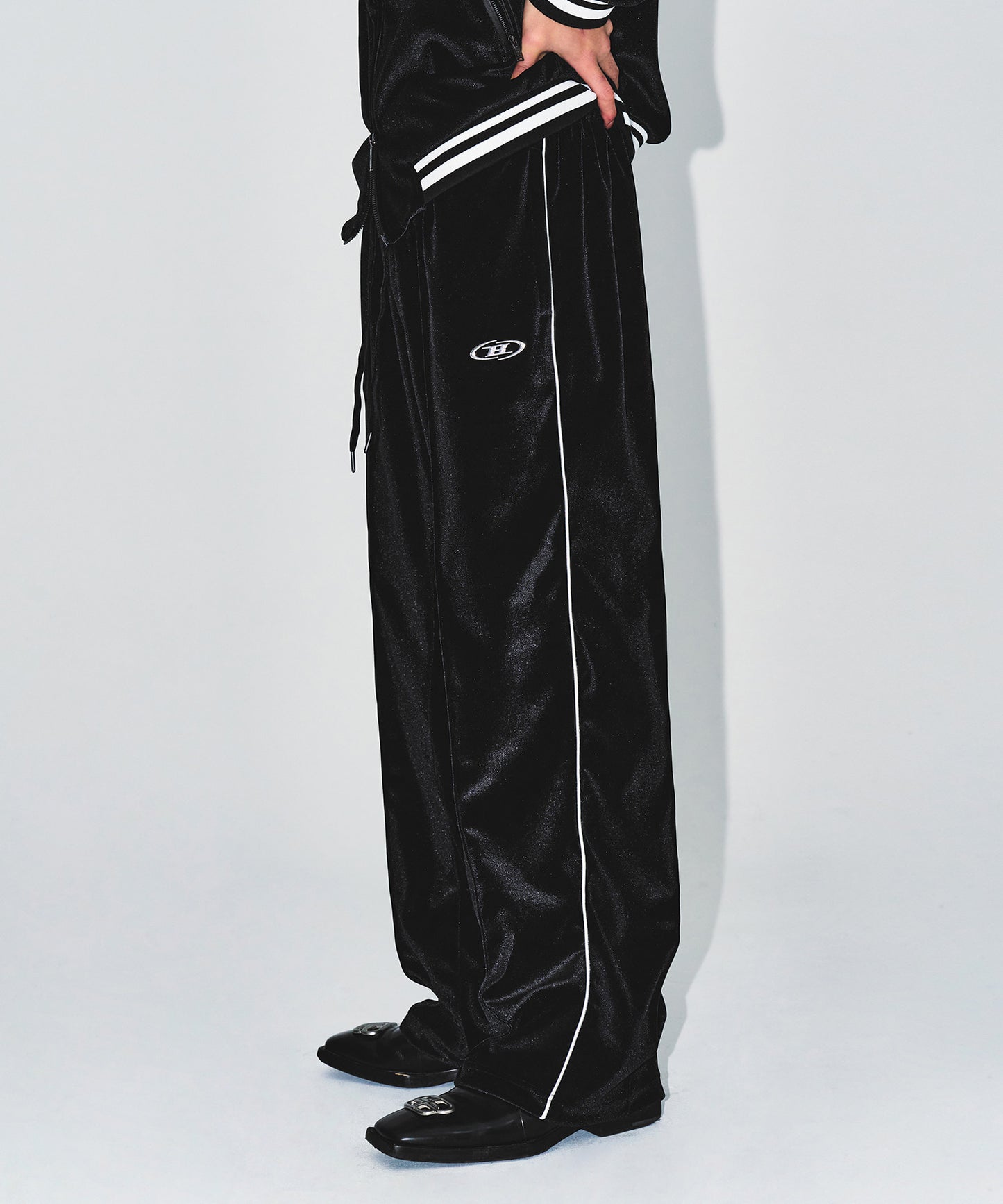 TRACK LINE VELVET SEMI WIDE PANTS [BLACK]
